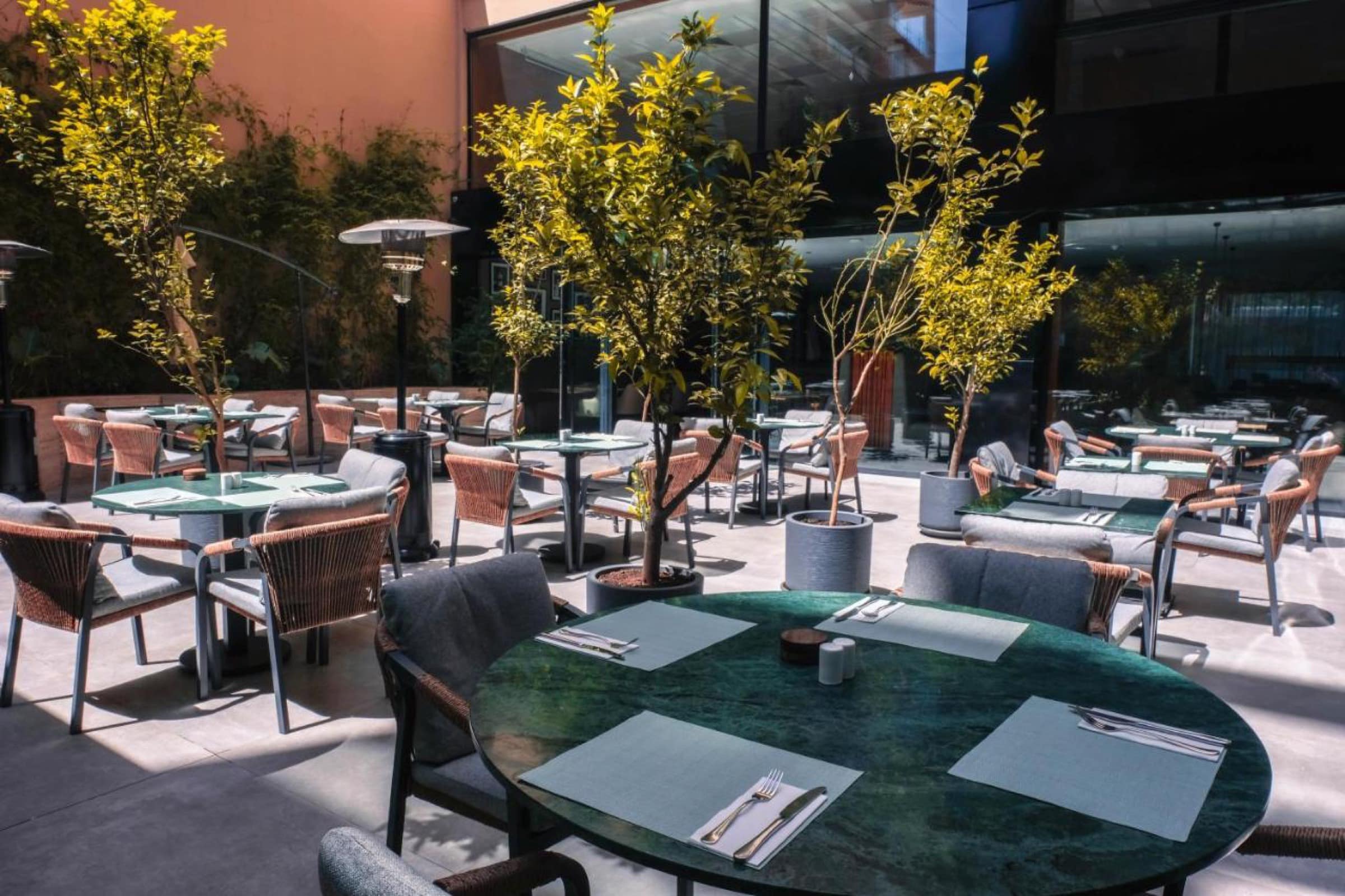 La terrasse du restaurant, tables de marbre vert et citronniers