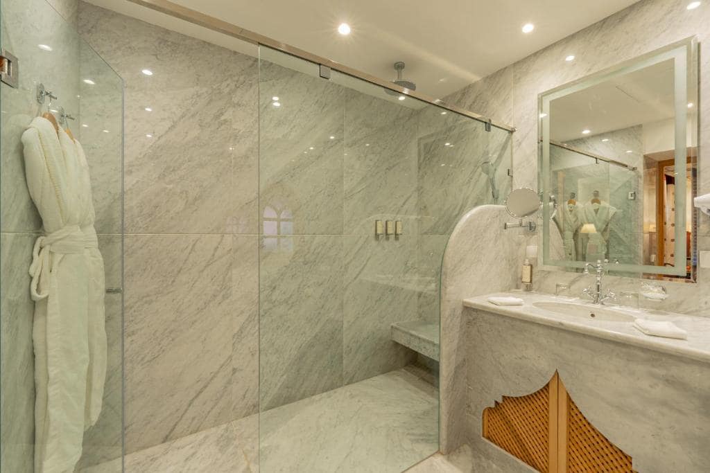 Une salle de bains en marbre, douche à l'italienne