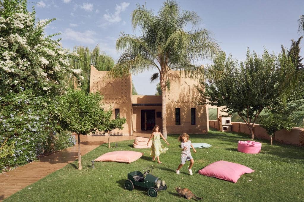 Le jardin clos d'une villa familiale, en terre ocre