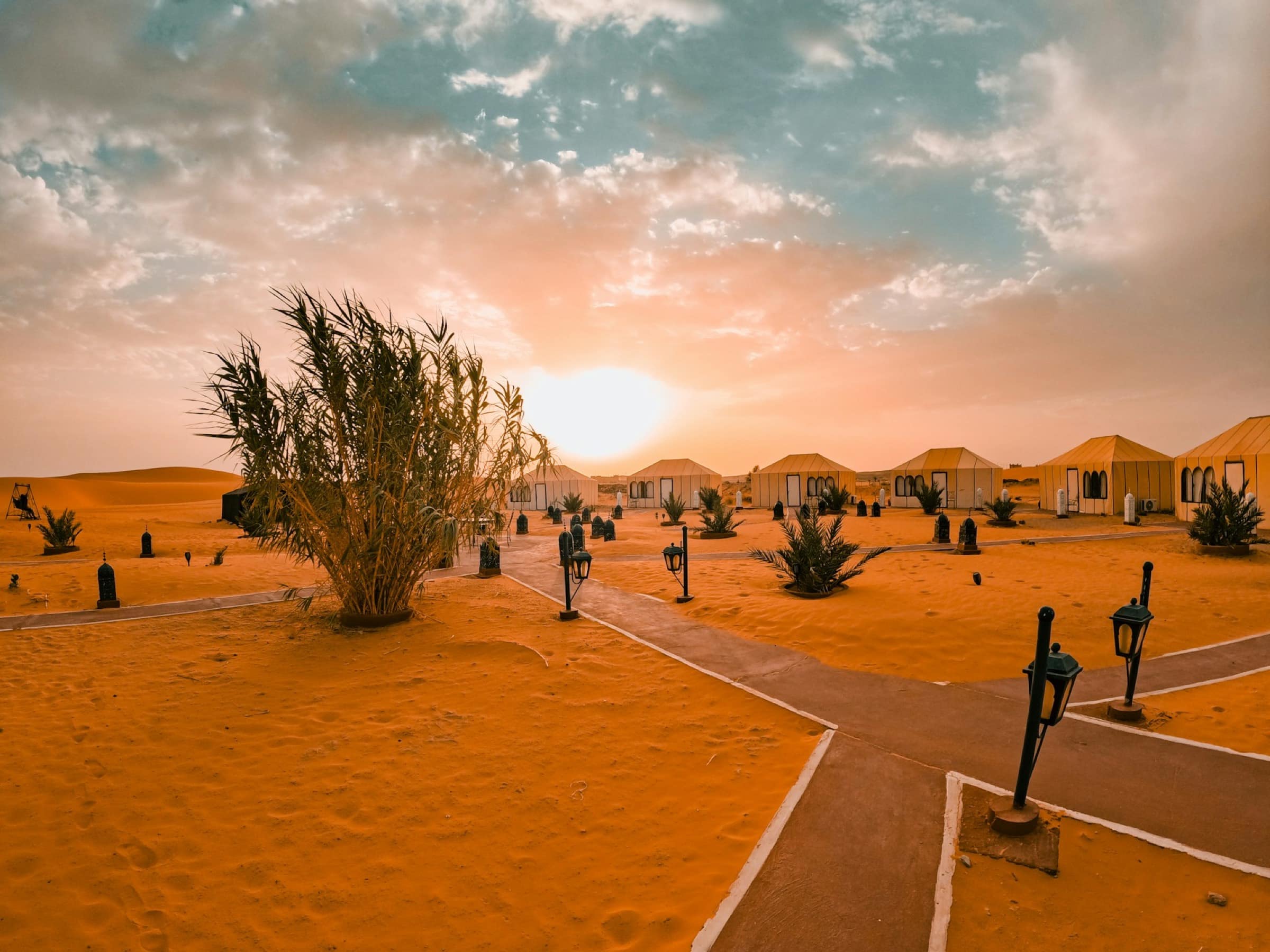 Un campement dans les dunes de l'Erg Chebbi, au coucher du soleil.