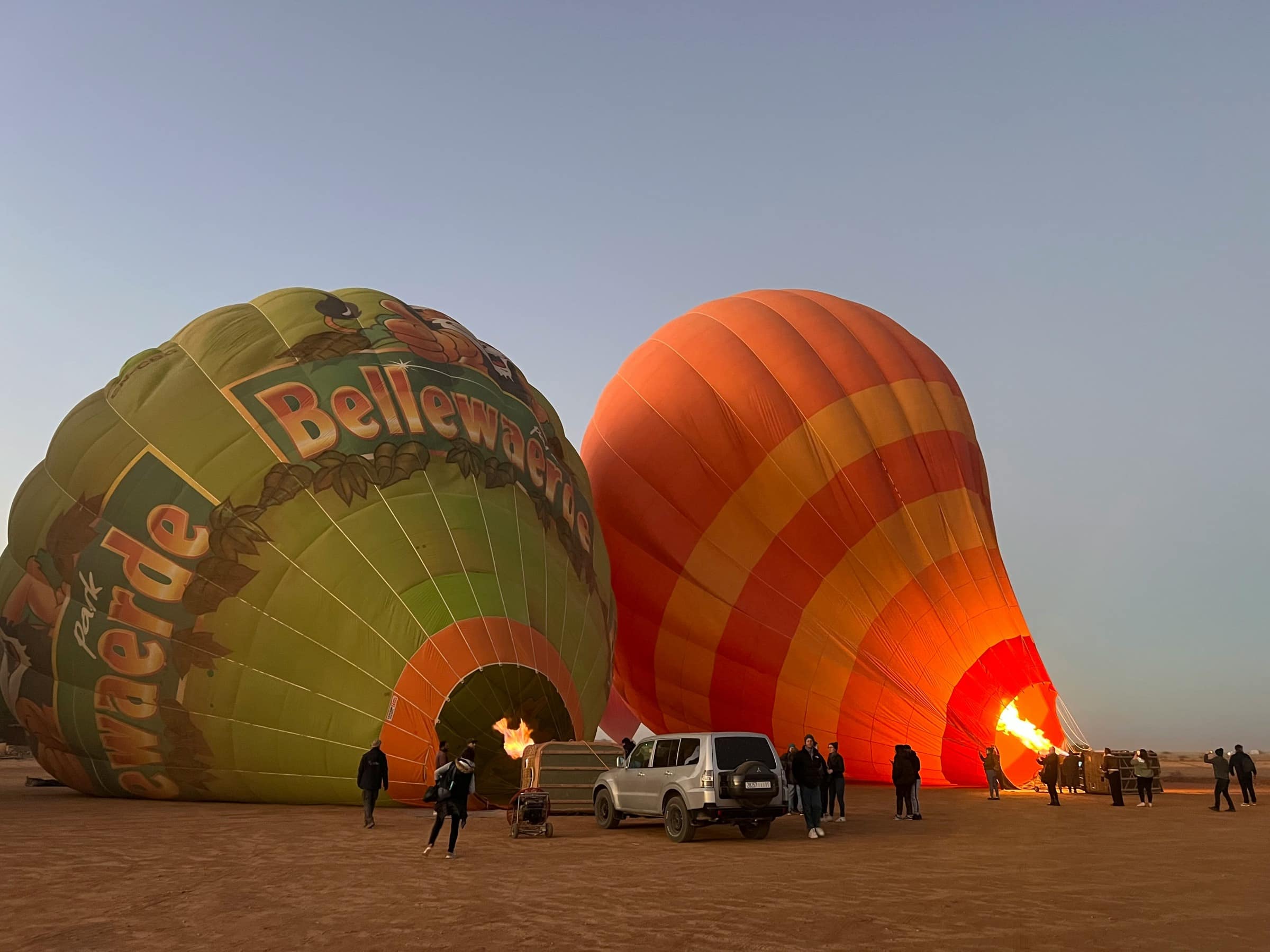 Le gonflage des ballons au lever du jour, près de Marrakech