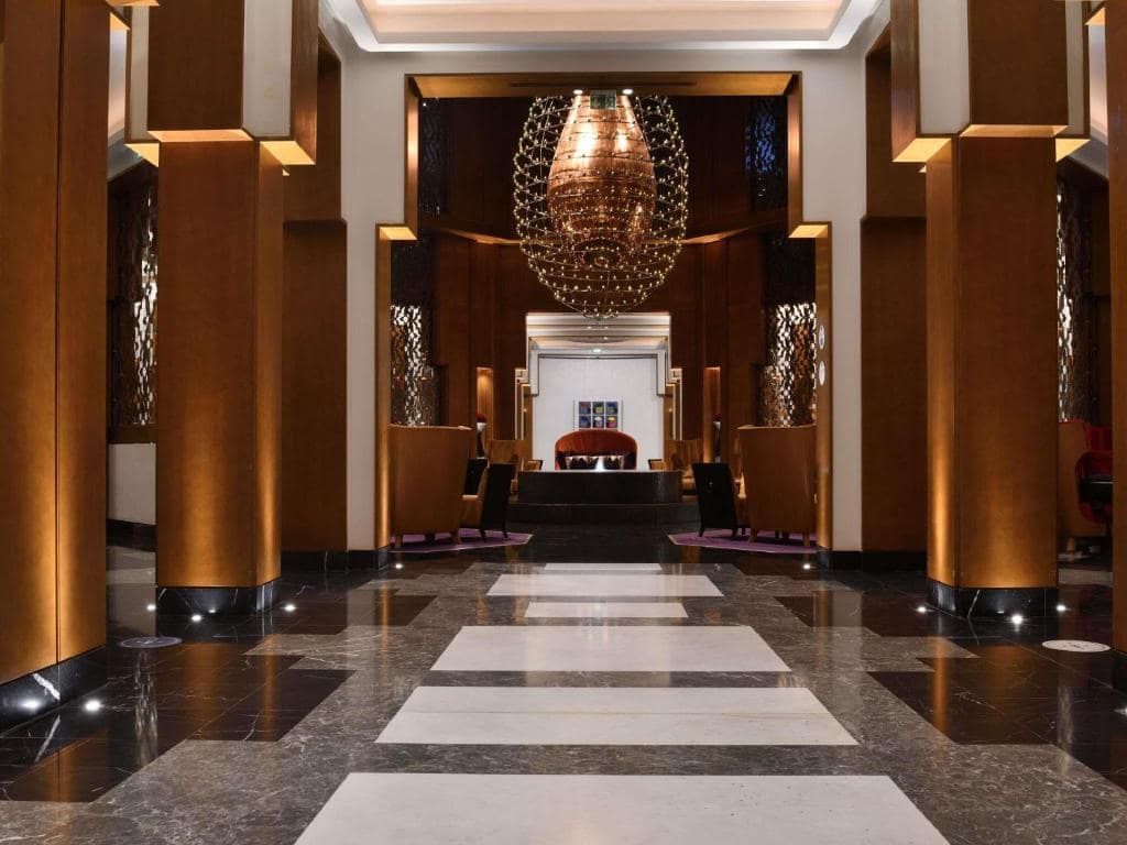 Le lobby, vaste et passant