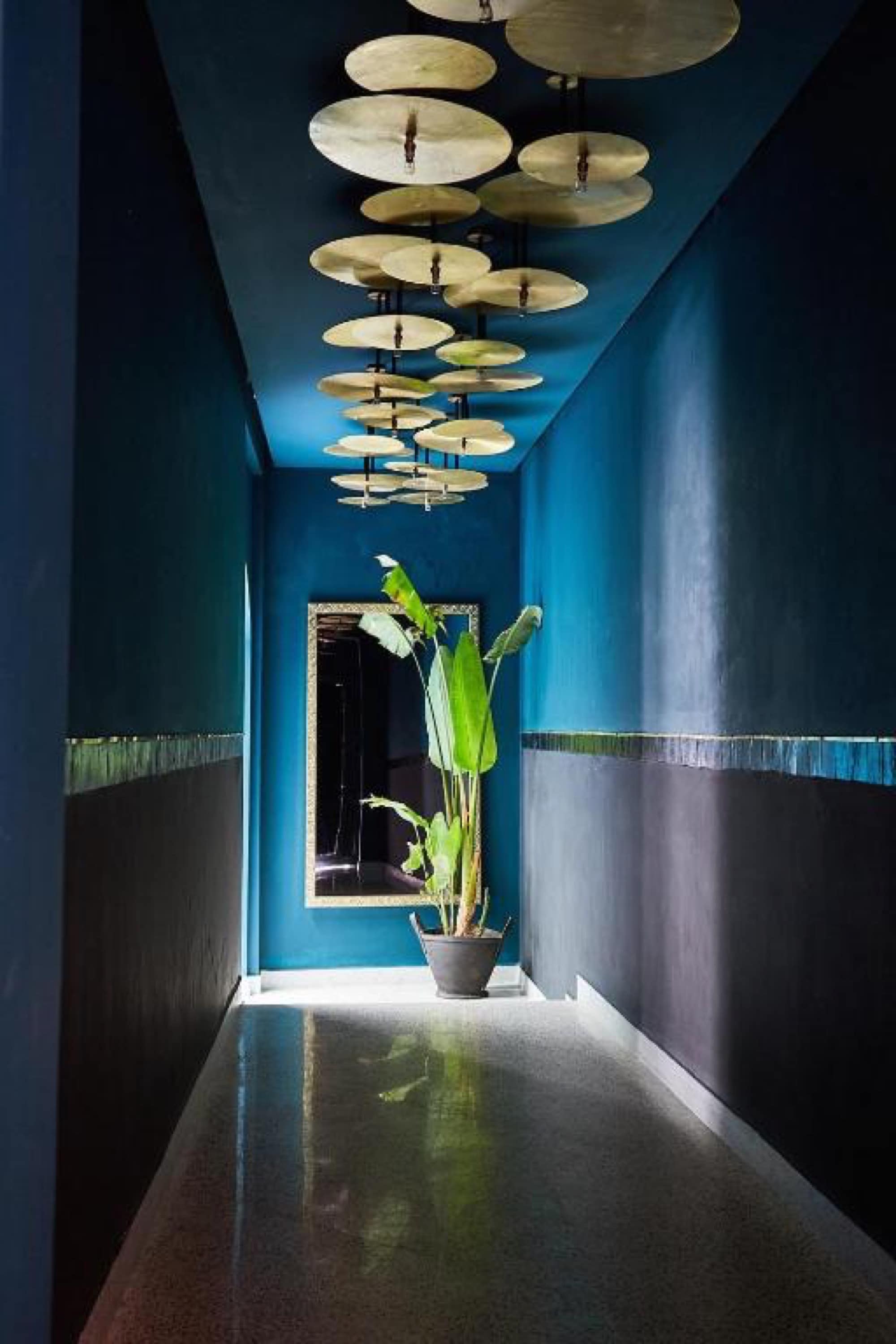 Le couloir bleu et son plafond de disques de laiton