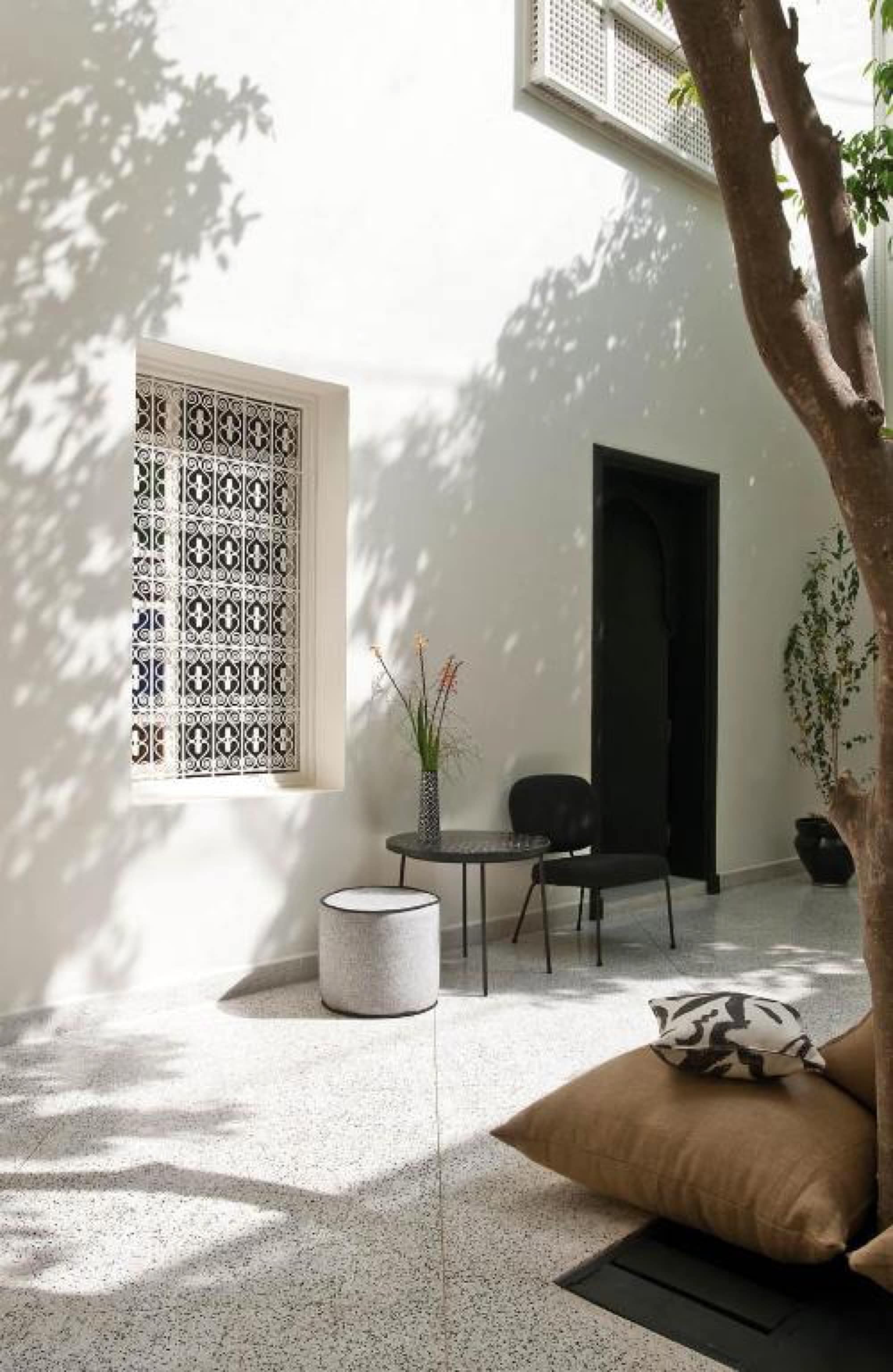 Le patio au soleil, terrazzo et fenêtre à grille