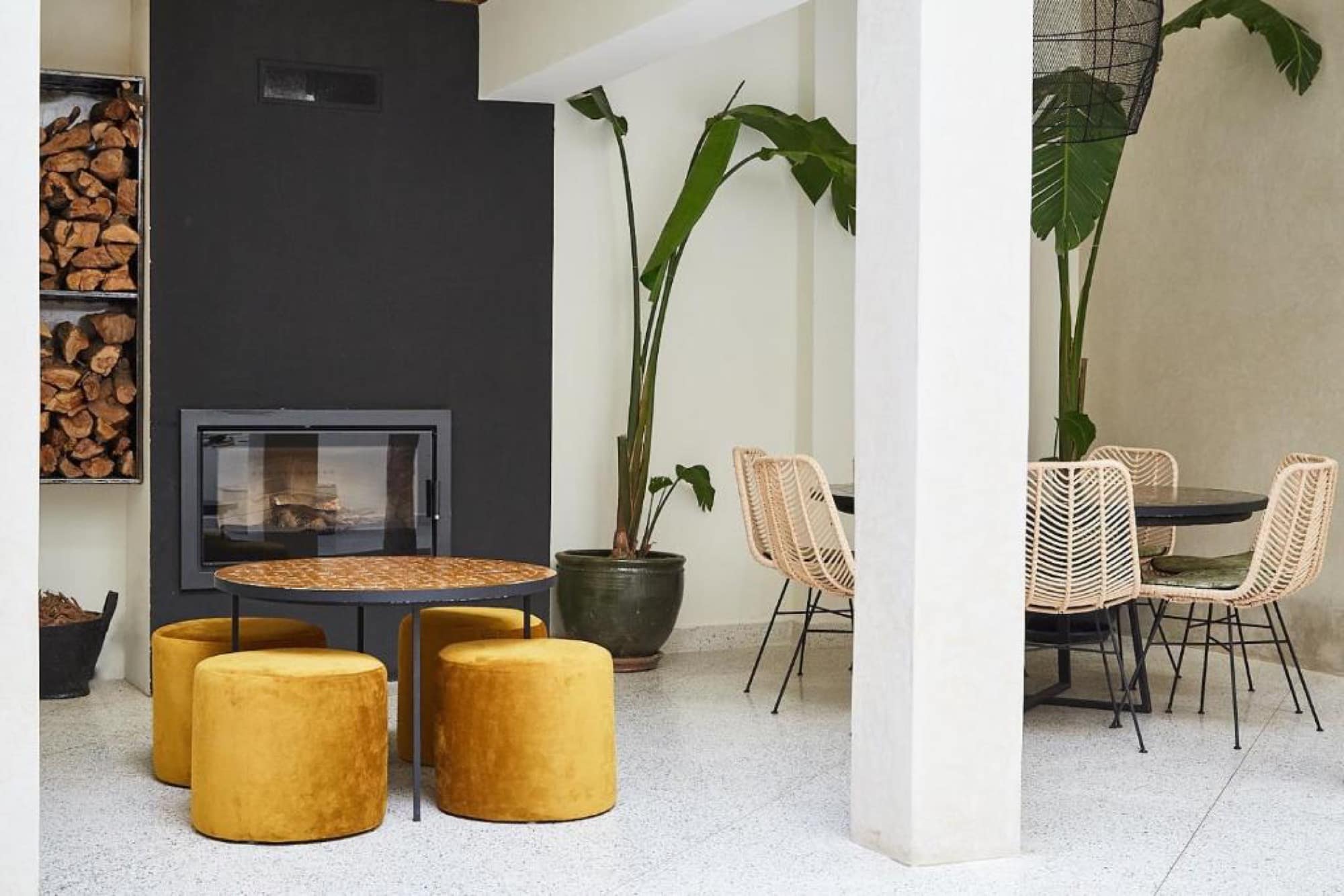 Le salon à cheminée, ouvert sur la table d'hôtes