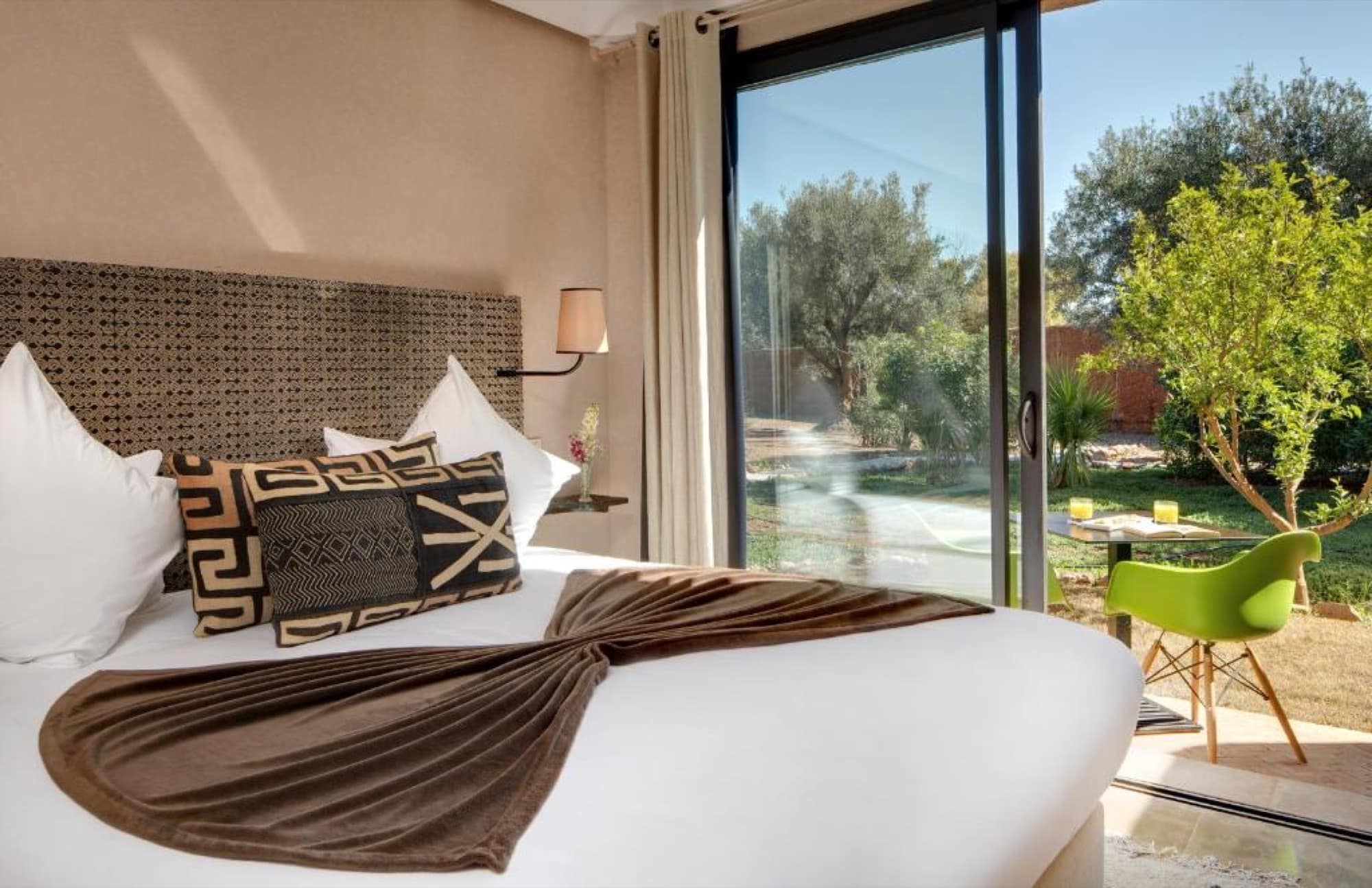 Une chambre donnant sur le jardin privatif