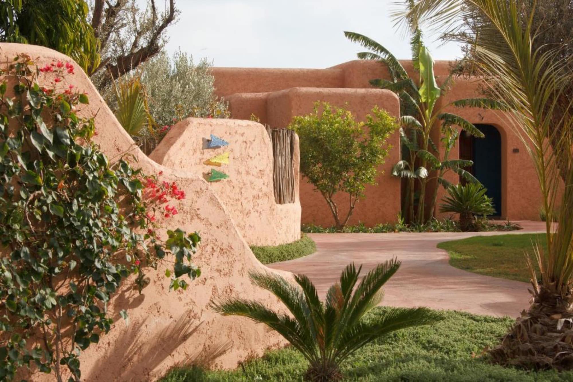 Les allées plantées entre les lodges