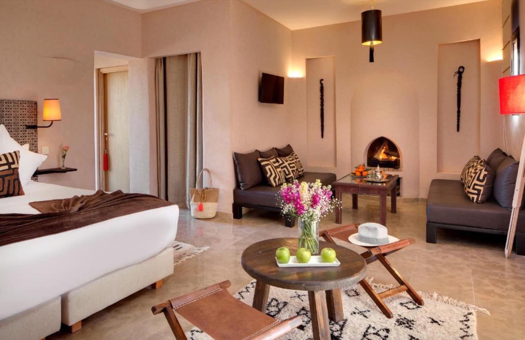 Le salon d'un lodge, avec sa cheminée