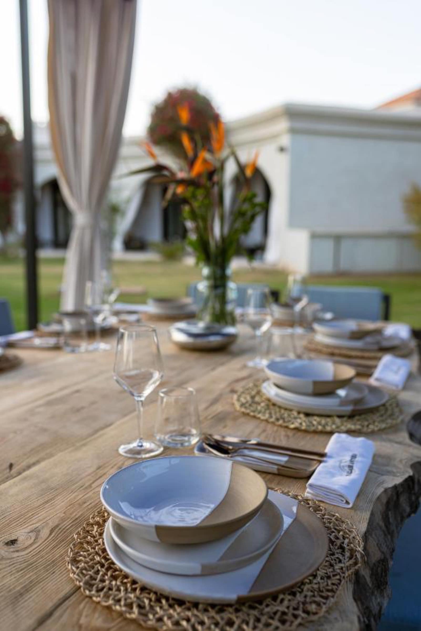 La table d'hôtes dressée au jardin, face au domaine