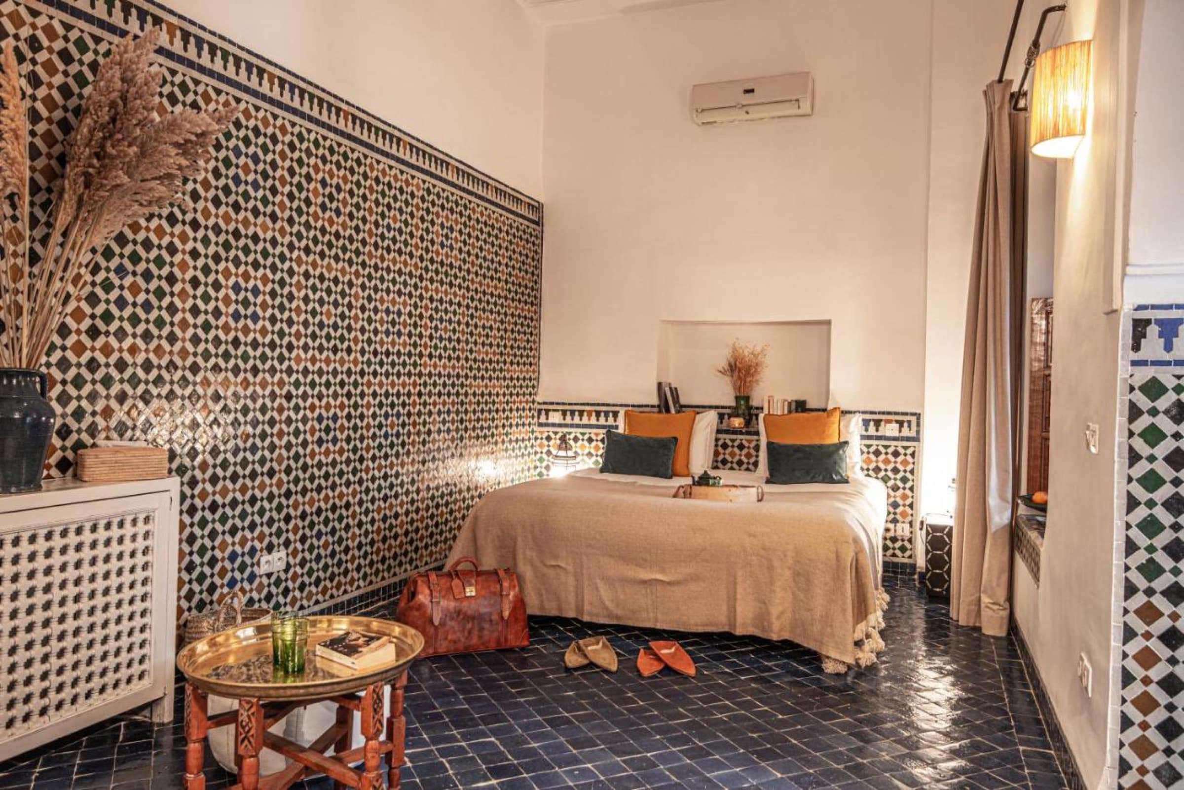 Une chambre à mur de zellige, sol de tomettes noires