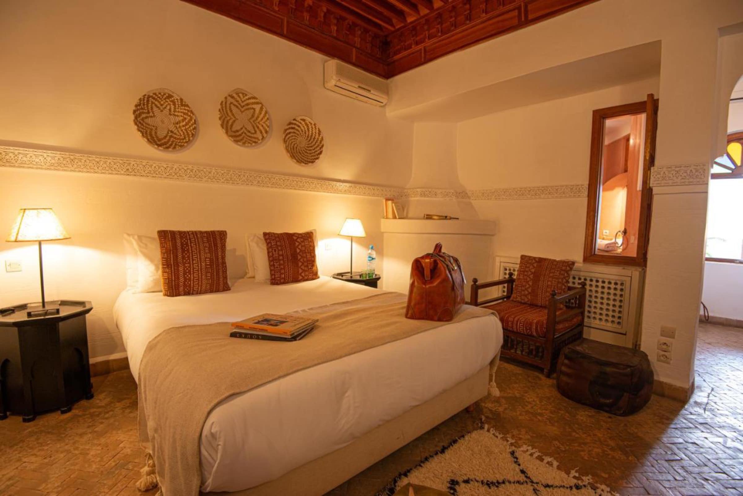 Une chambre à plafond de cèdre peint