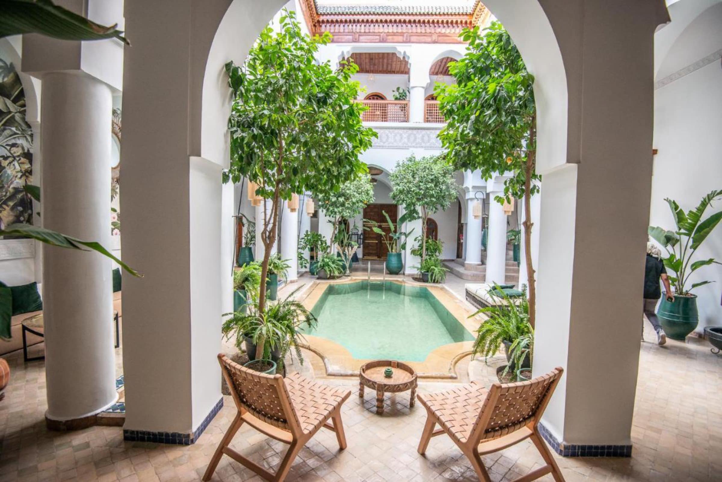 Le patio et sa piscine, sous les arches