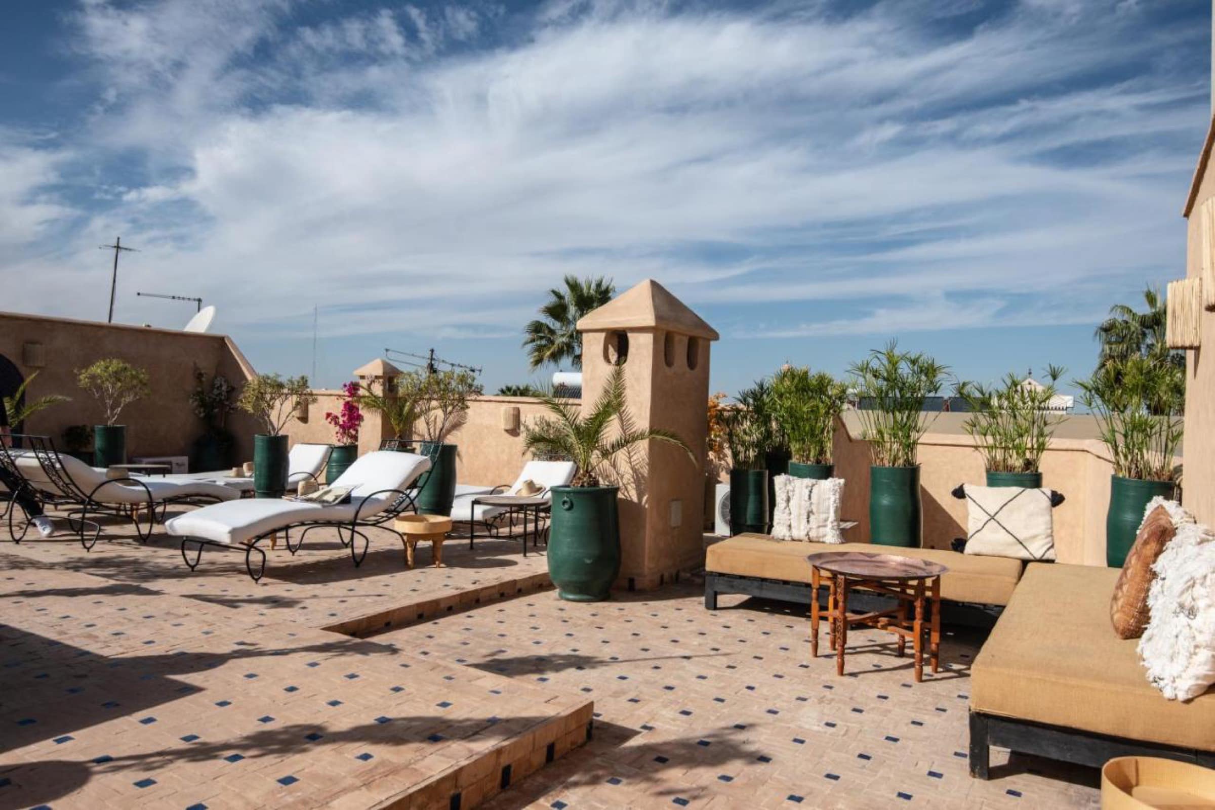 La grande terrasse et ses transats, vue médina