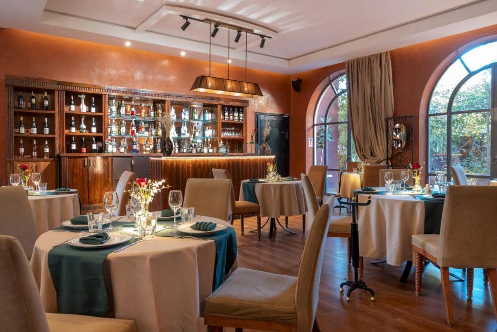 Le restaurant et son bar, murs en tadelakt ocre
