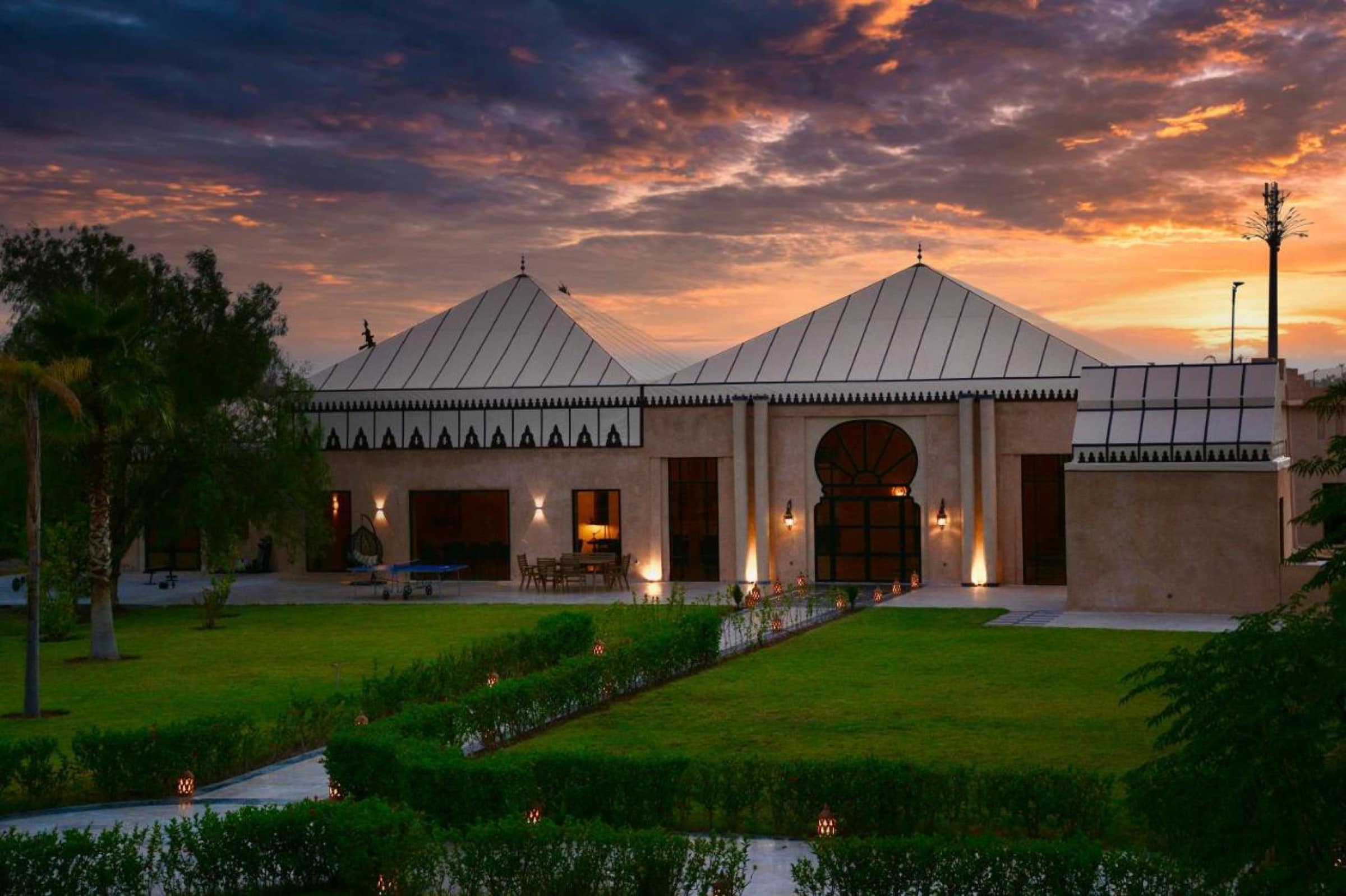 Le palais et ses pavillons sous tente, au crépuscule