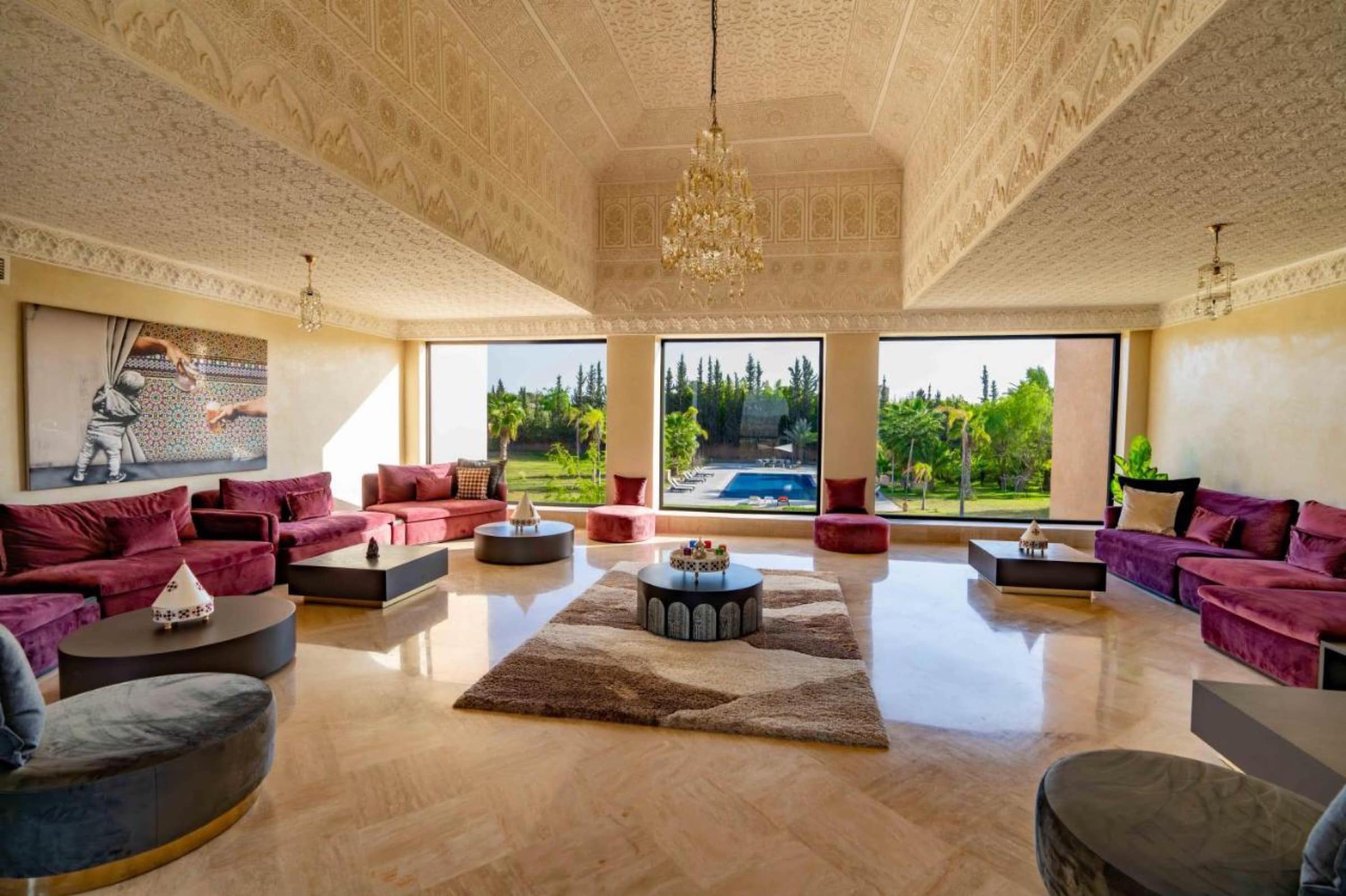 Le salon berbère, plafond de plâtre et vue jardin