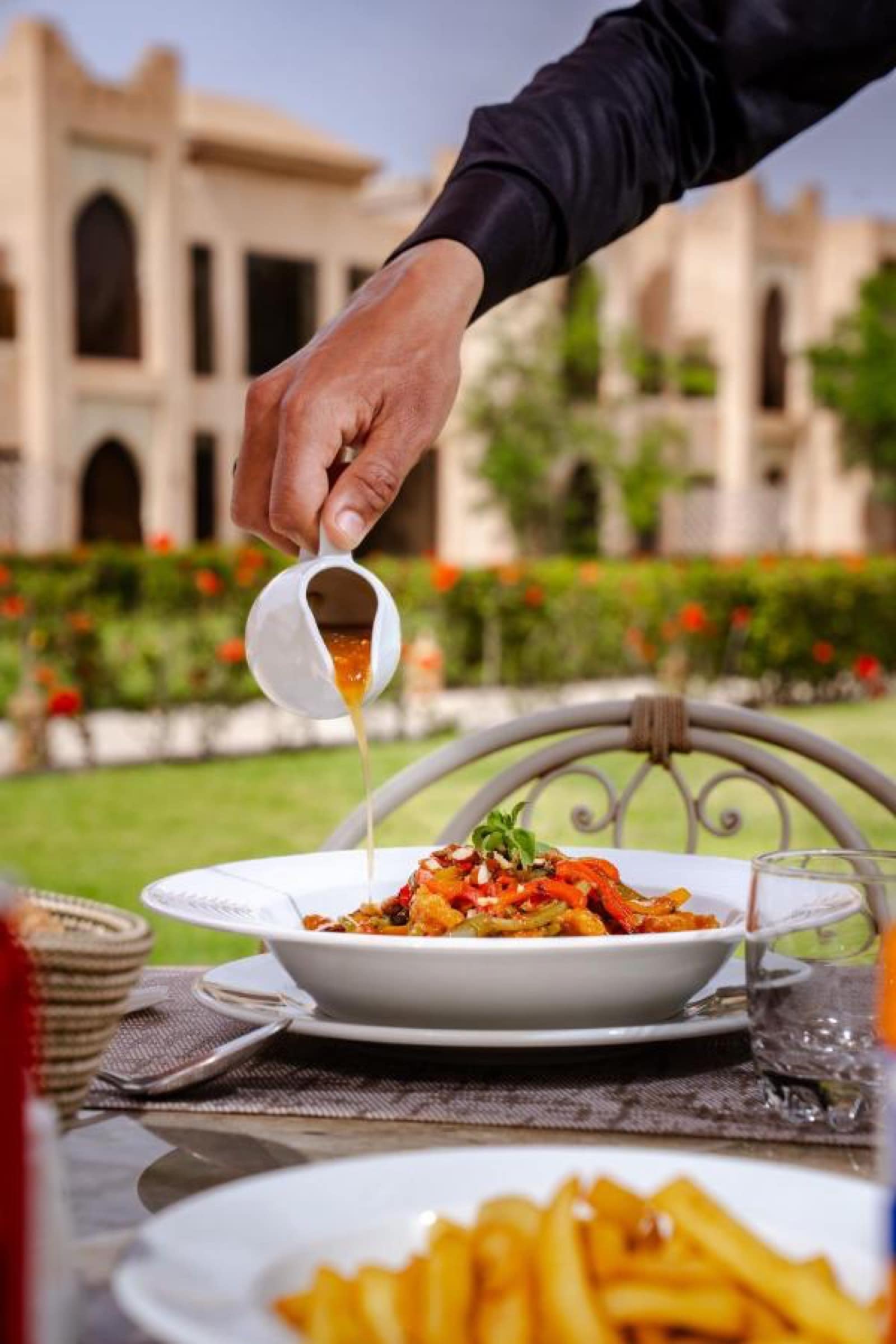 Un plat servi au jardin, face au palais