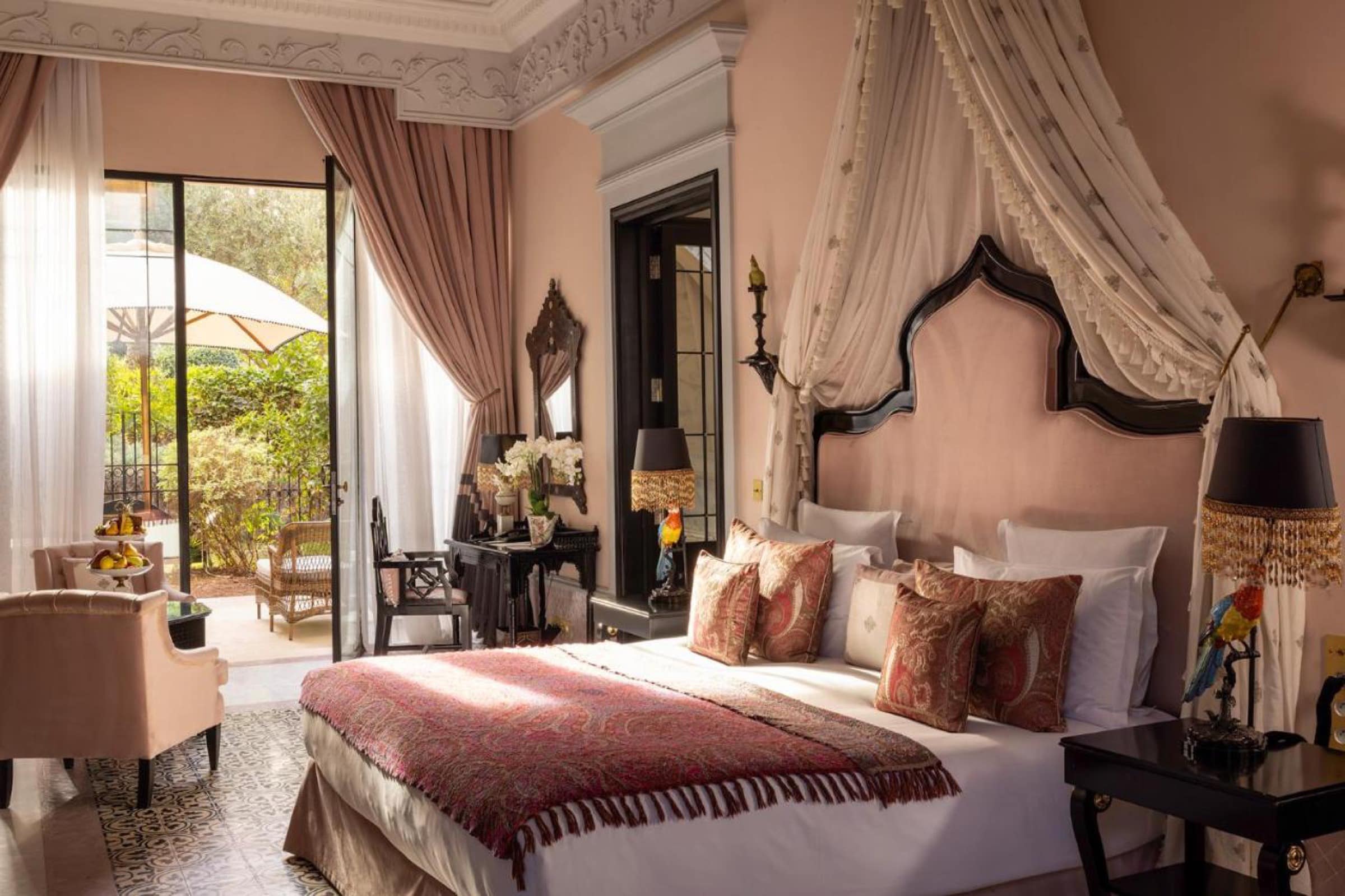Une chambre à baldaquin, ouverte sur le jardin