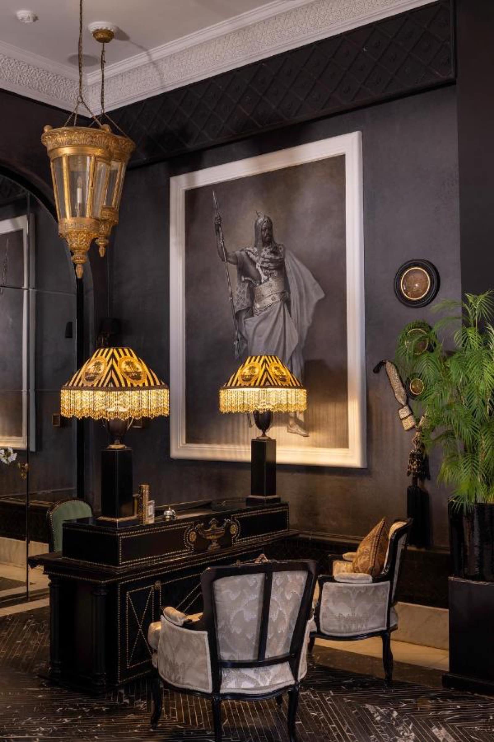 Un salon baroque, console noire et fauteuils de soie