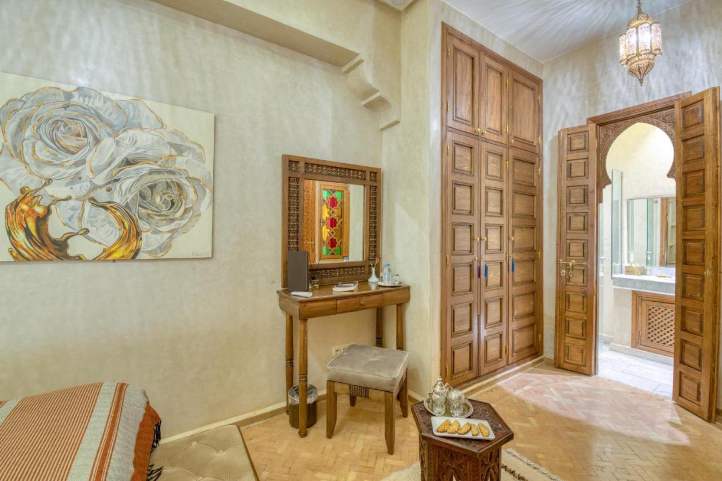 Une chambre à porte de cèdre et coin toilette