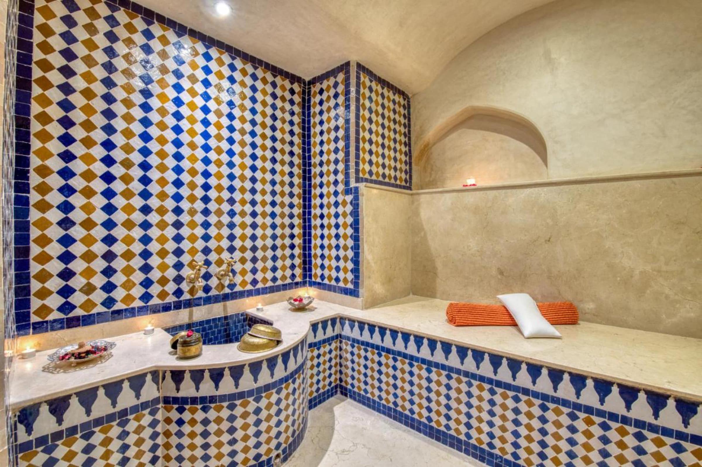 Le hammam en zellige bleu et ocre, sous voûte