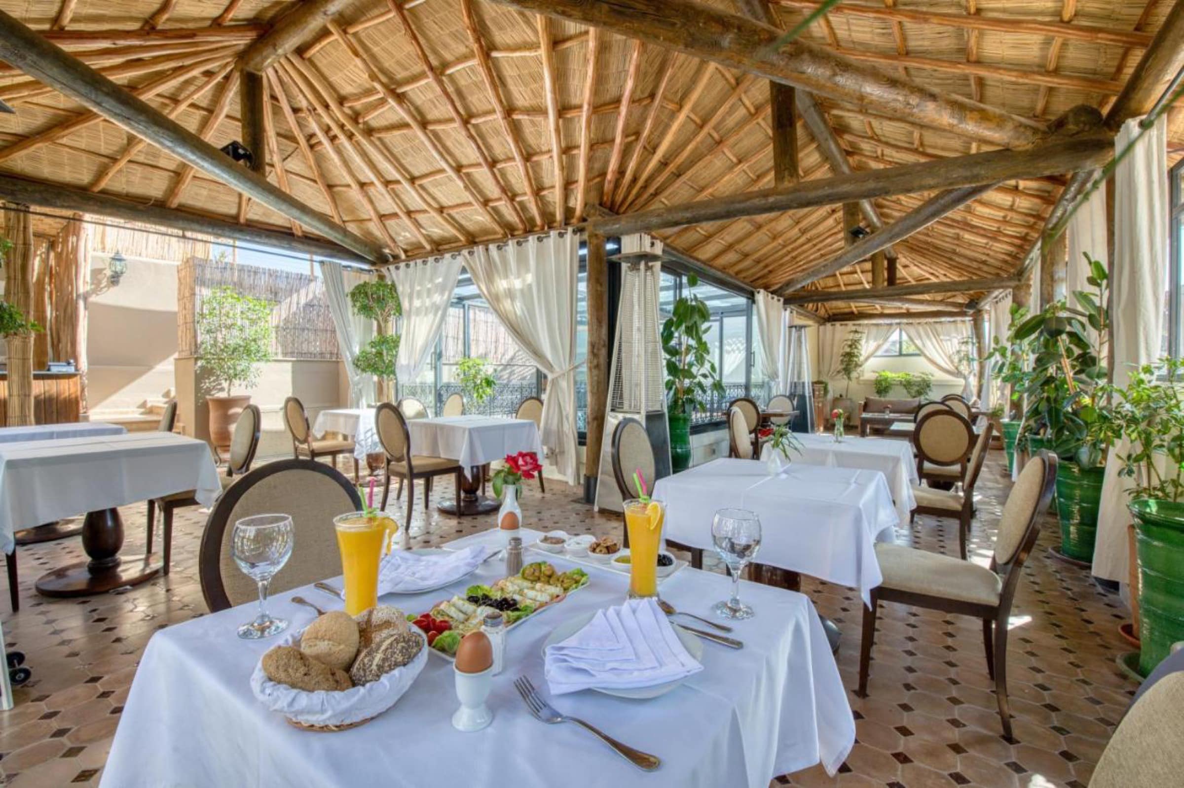 Le restaurant du toit, sous une charpente de roseaux