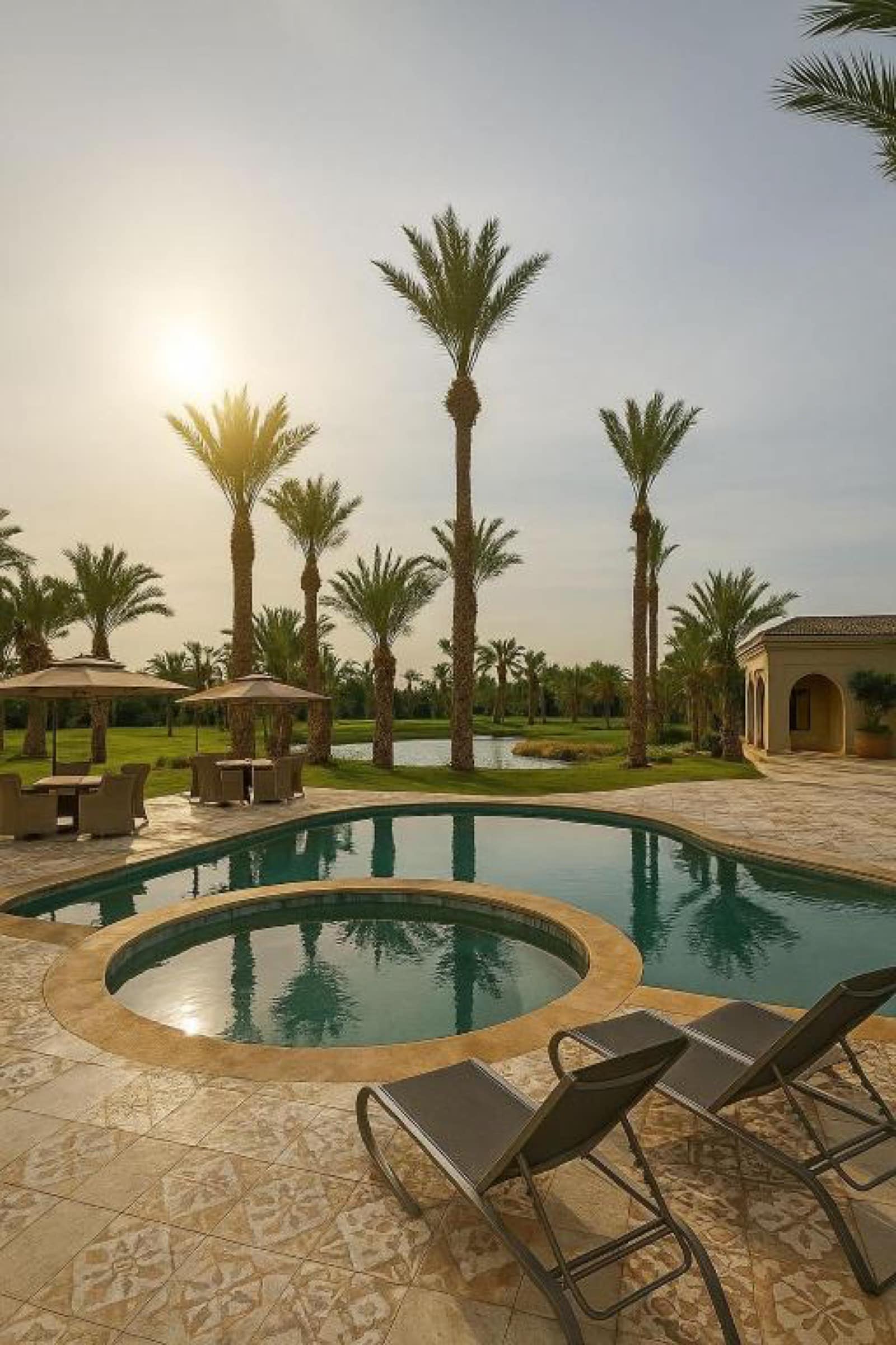 Une piscine de jardin, au couchant