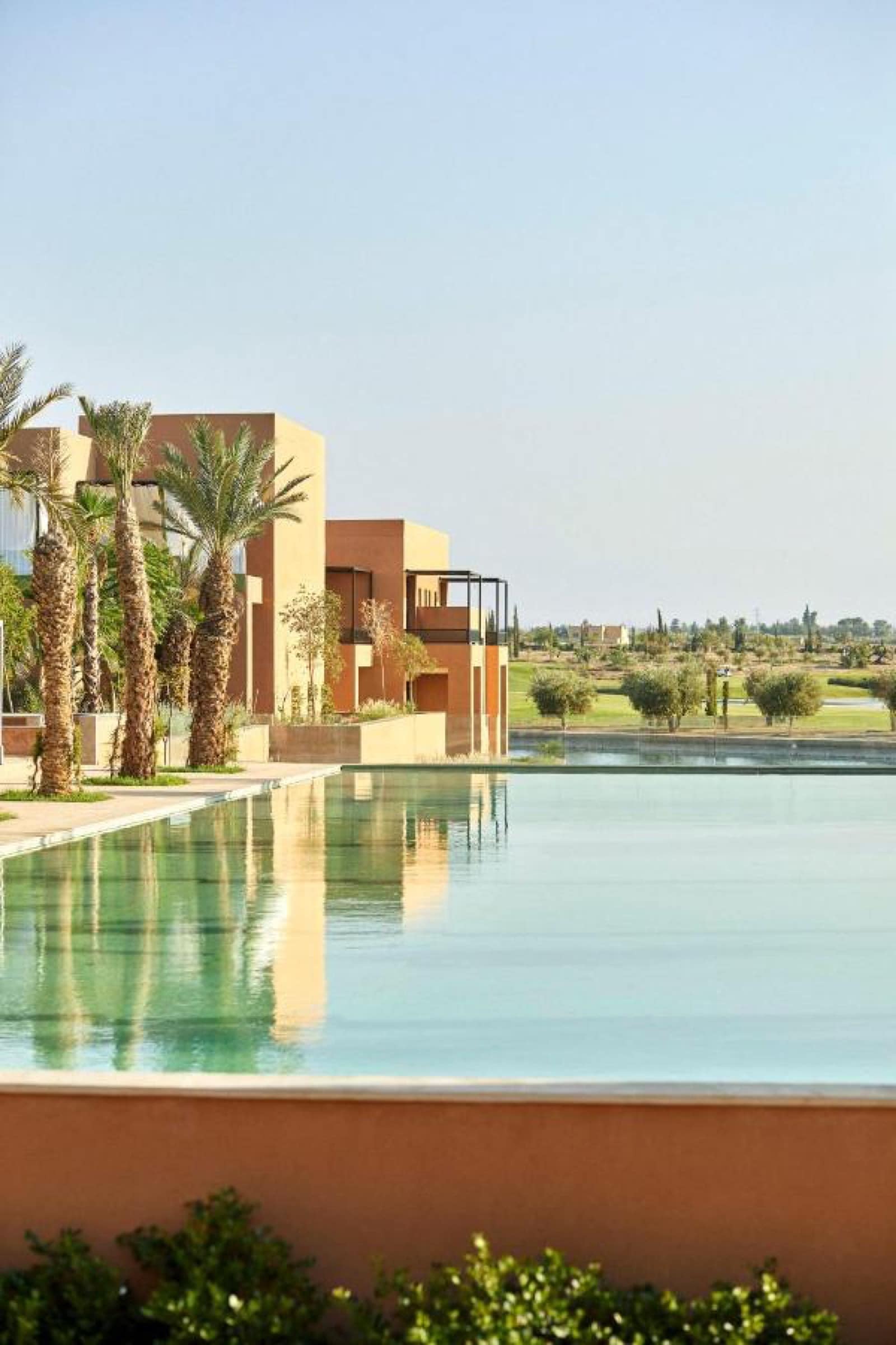 Les villas ocre au bord d'un bassin, le golf en arrière-plan