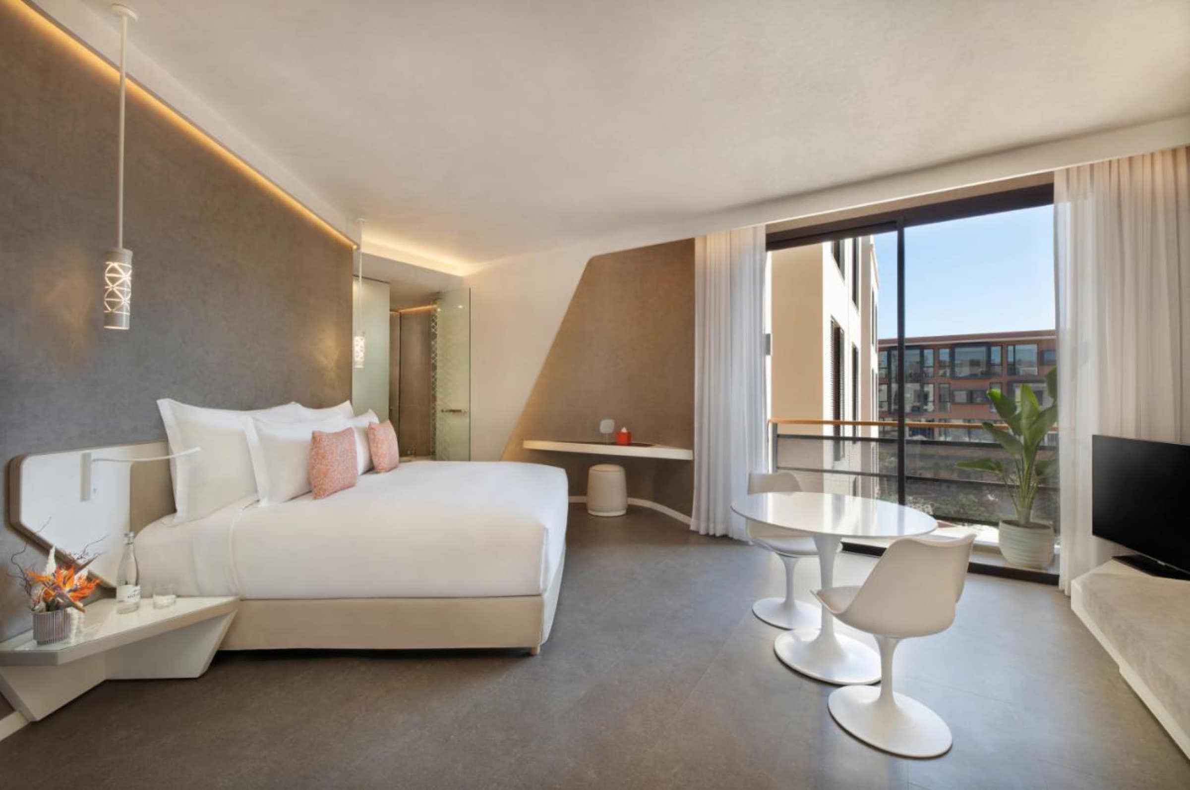 Une chambre au design contemporain, balcon sur M Avenue