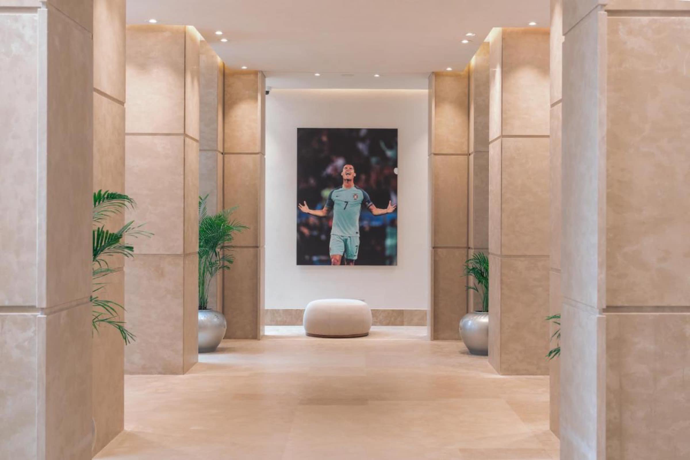 Le hall et son portrait de Cristiano Ronaldo