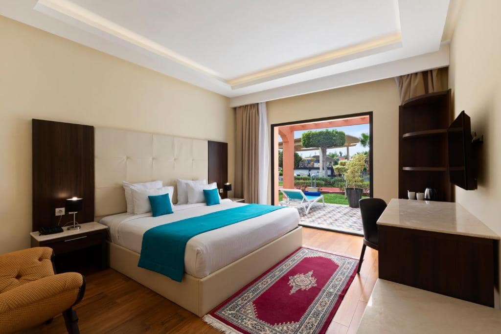 Une chambre avec terrasse sur les jardins