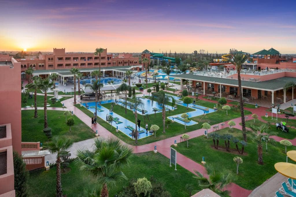 Les jardins et le mini-golf au couchant