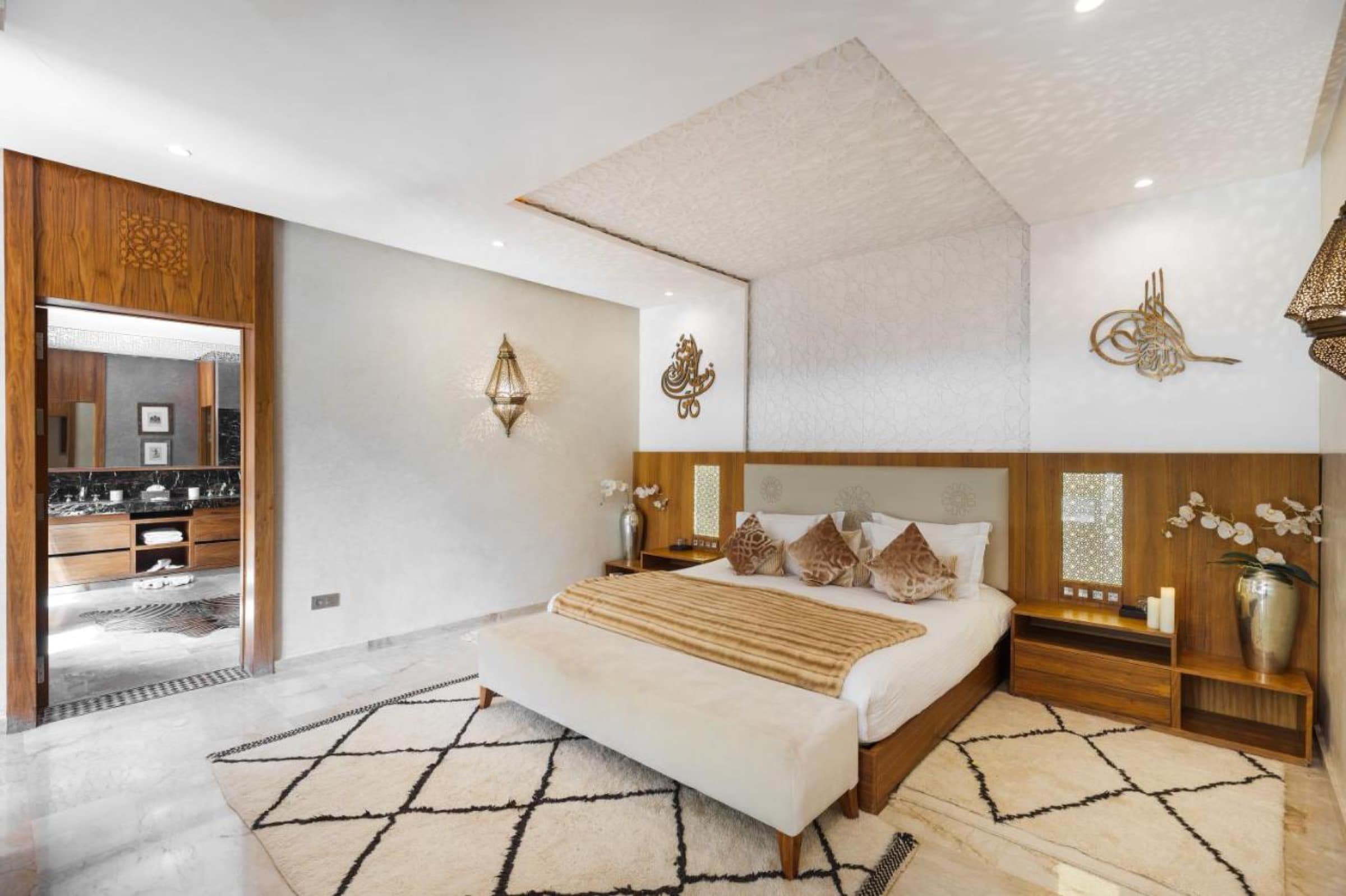 Une chambre contemporaine en noyer, salle de bains attenante