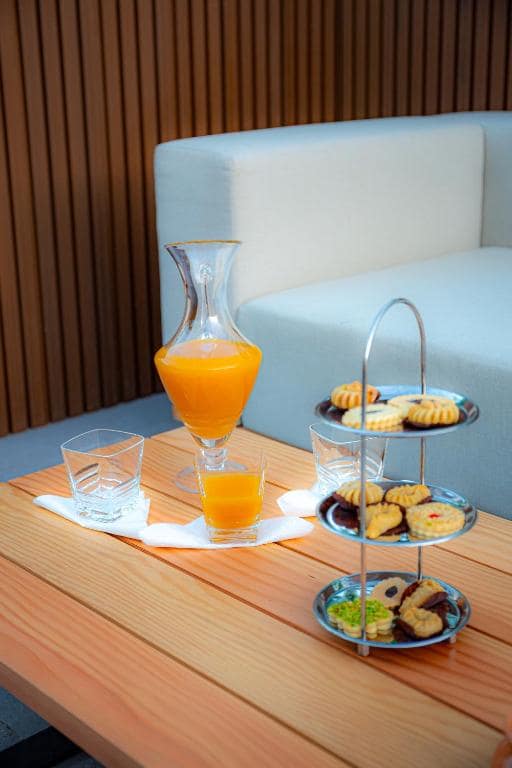 Le petit-déjeuner servi sur la terrasse
