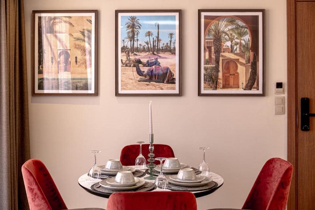 Coin repas et canapé d'un logement
