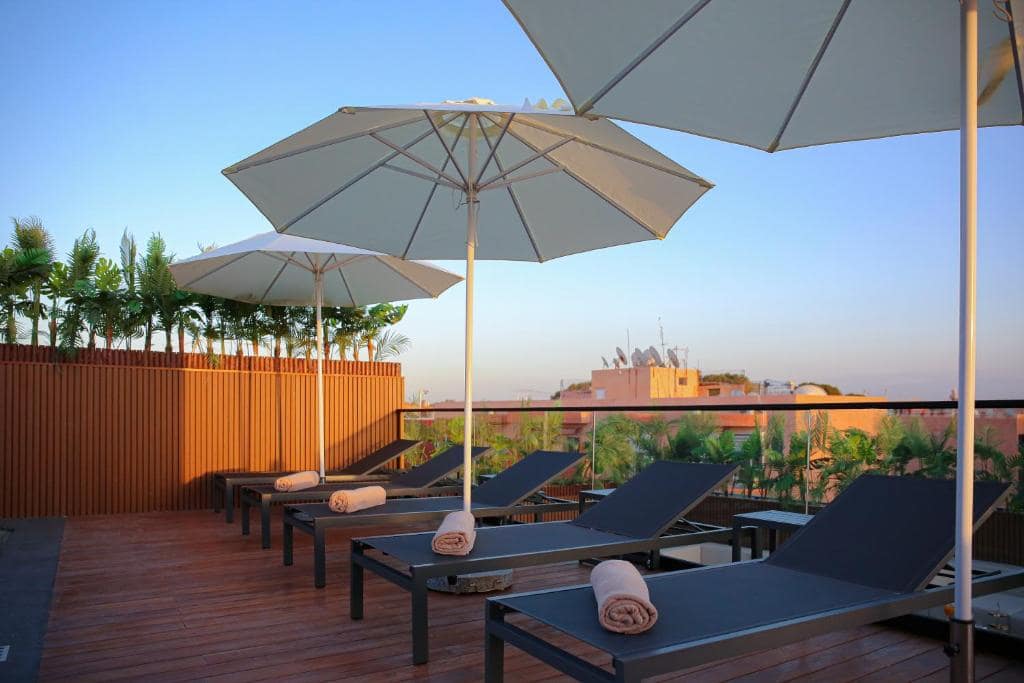 Les transats du toit-terrasse, au couchant