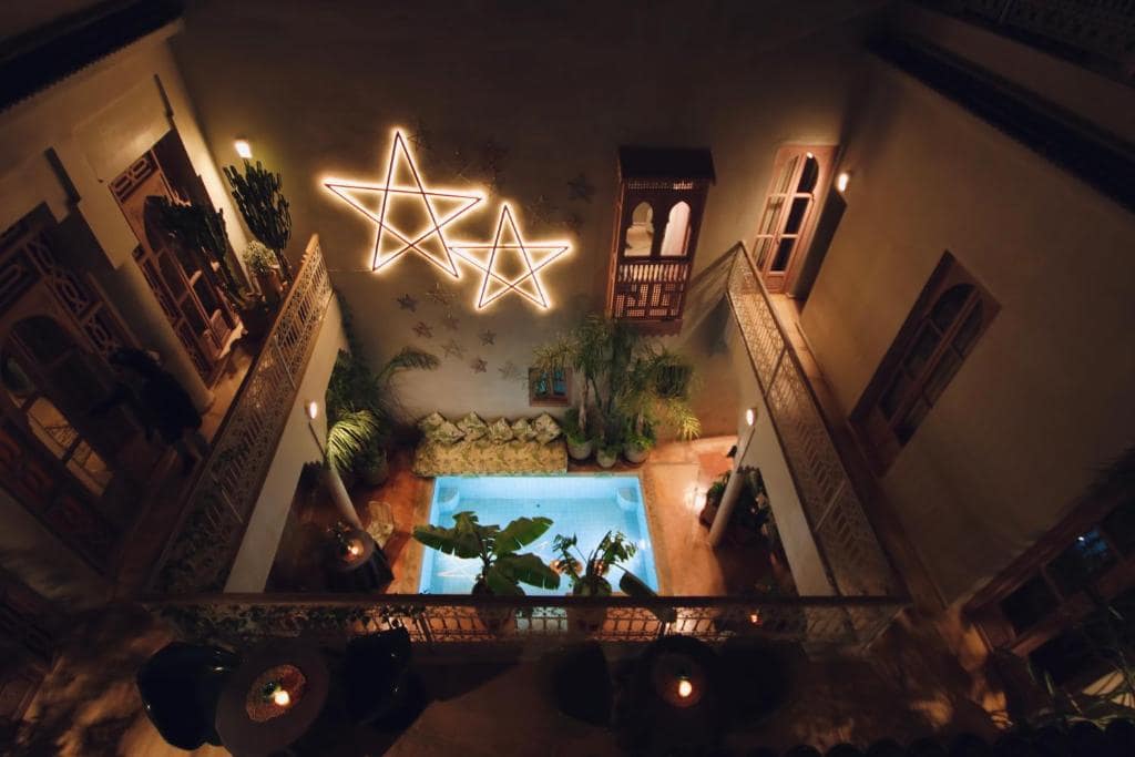 Le patio le soir, étoiles lumineuses au-dessus du bassin