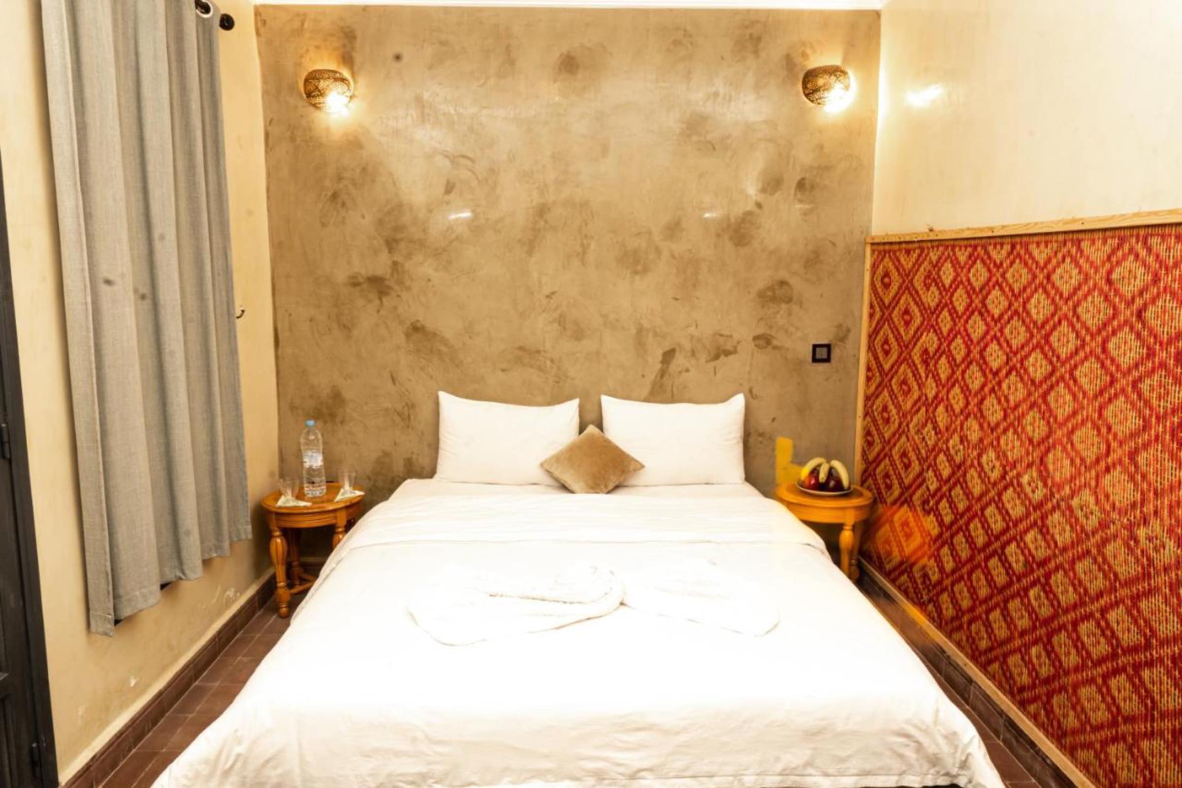 Une chambre en tadelakt, tête de lit et natte tressée