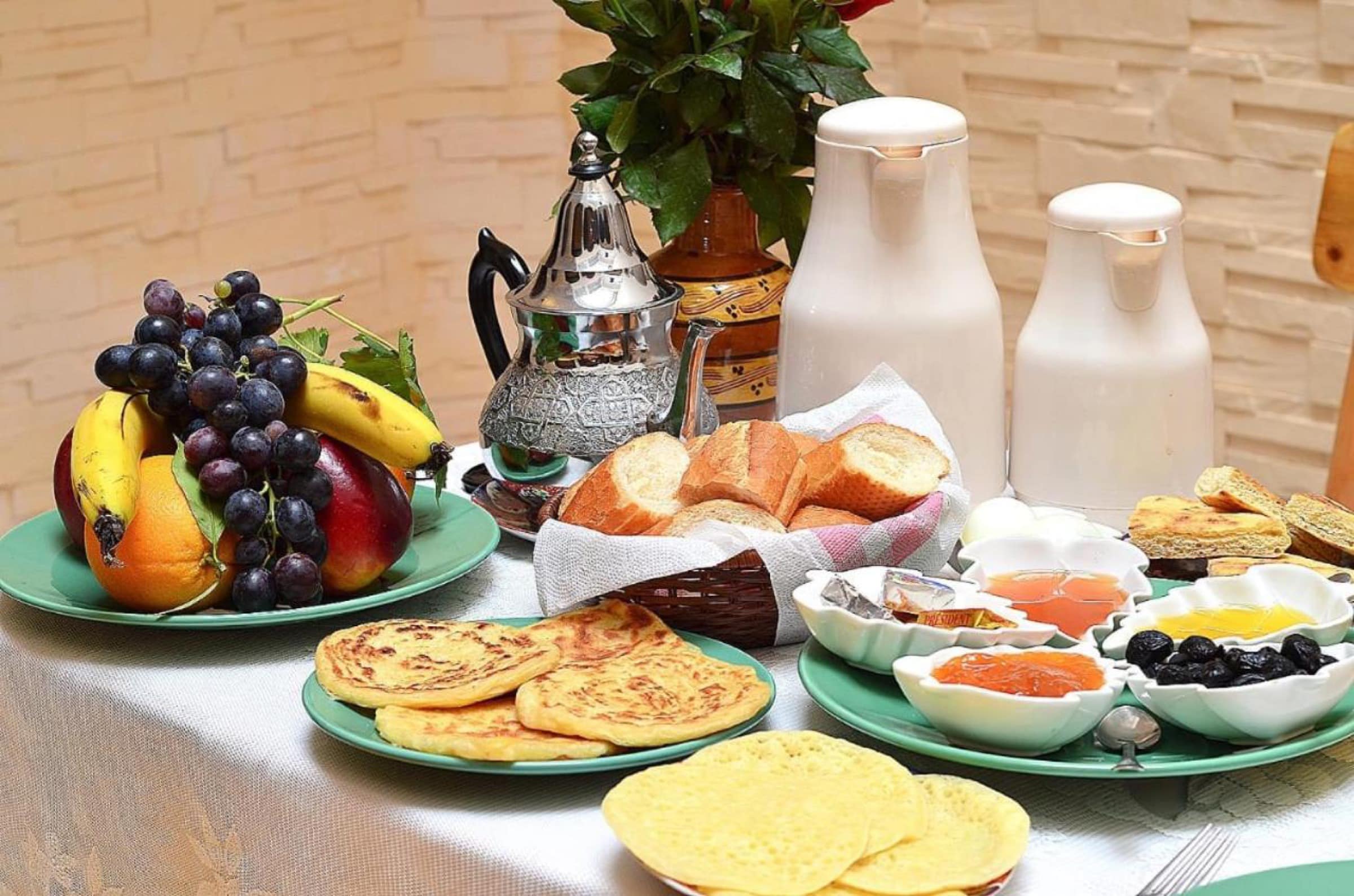 Le petit-déjeuner marocain, msemen et fruits