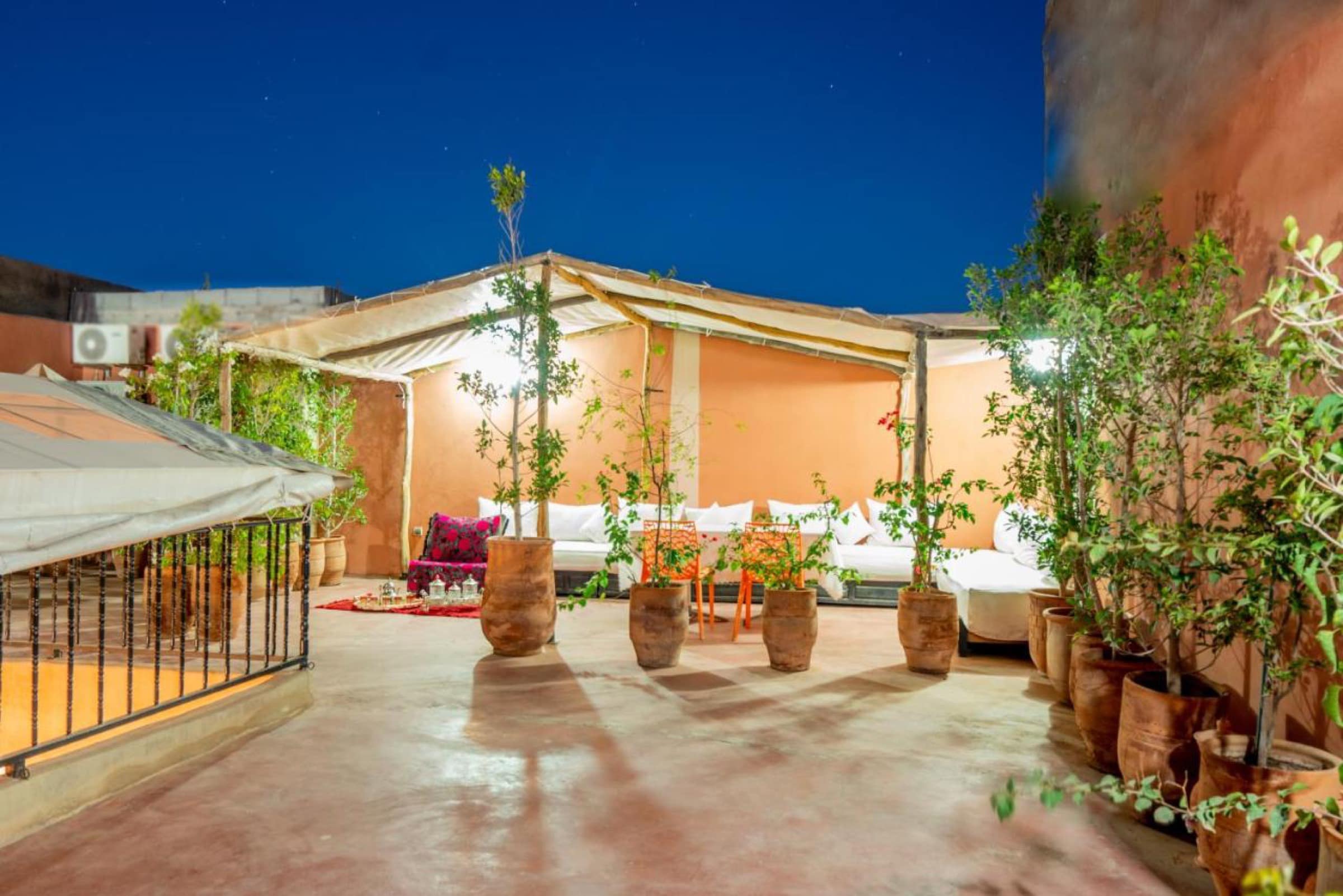 La terrasse et sa tente, au crépuscule