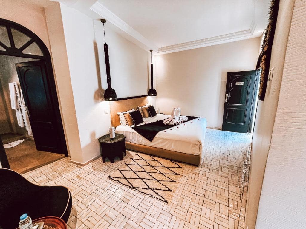 Une chambre, sols en tomette et portes peintes en vert