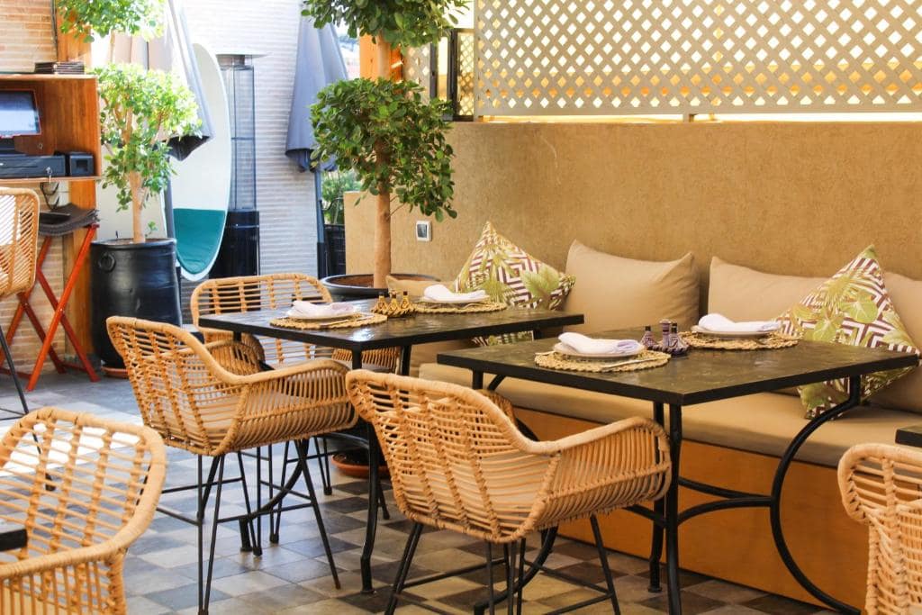 La terrasse abritée de voiles, pour les repas en hauteur