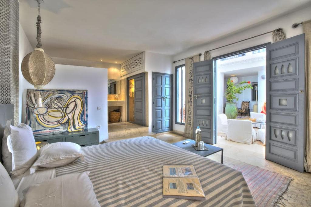 Une suite, portes peintes en gris et toile contemporaine
