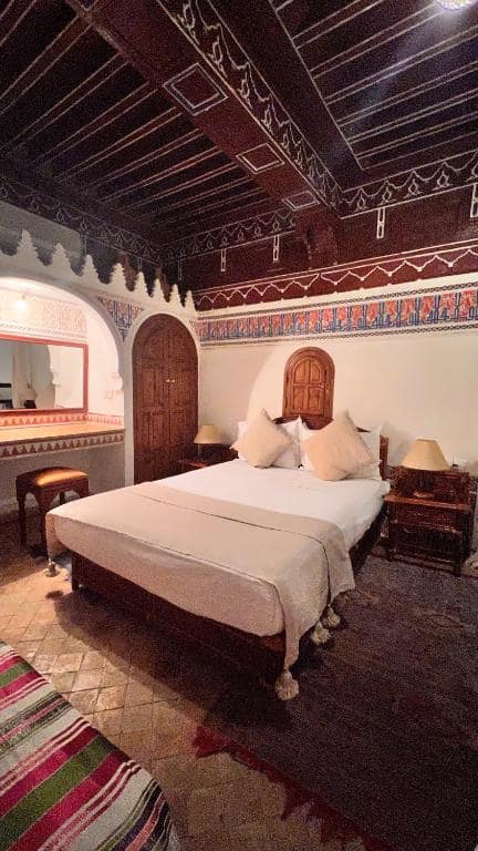 Une chambre, plafond de cèdre peint et frise de zellige