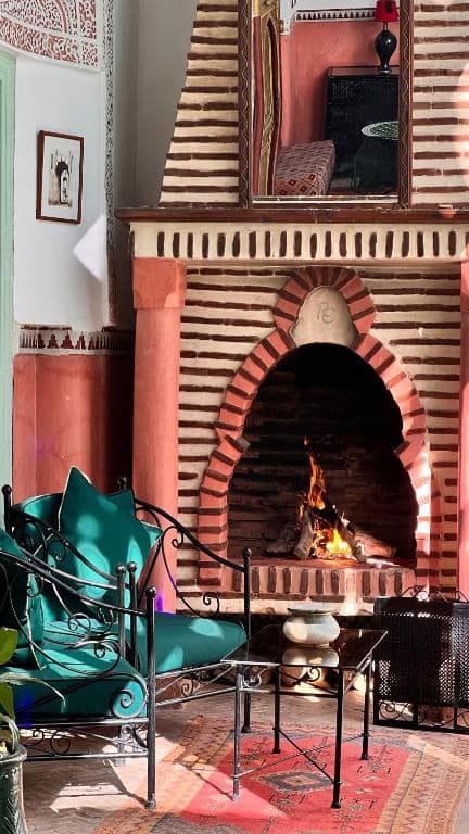 Le salon à cheminée de brique, où l'on fait du feu l'hiver