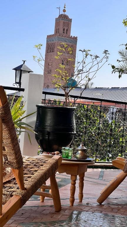 Le thé sur la terrasse, la Koutoubia au-dessus des toits