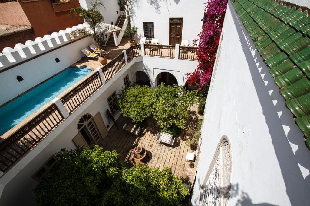 Le patio aux orangers vu d'en haut, la piscine sur la terrasse à gauche