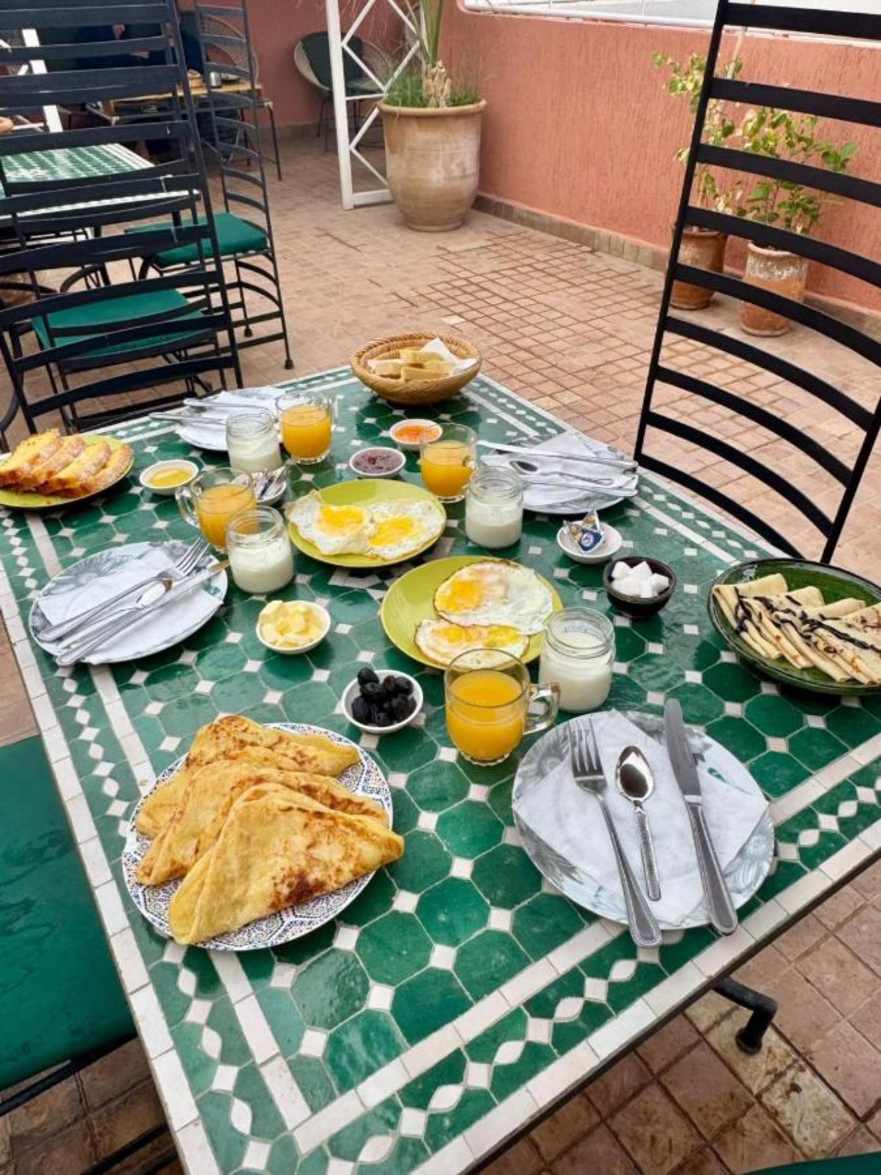 Le petit-déjeuner servi sur la terrasse