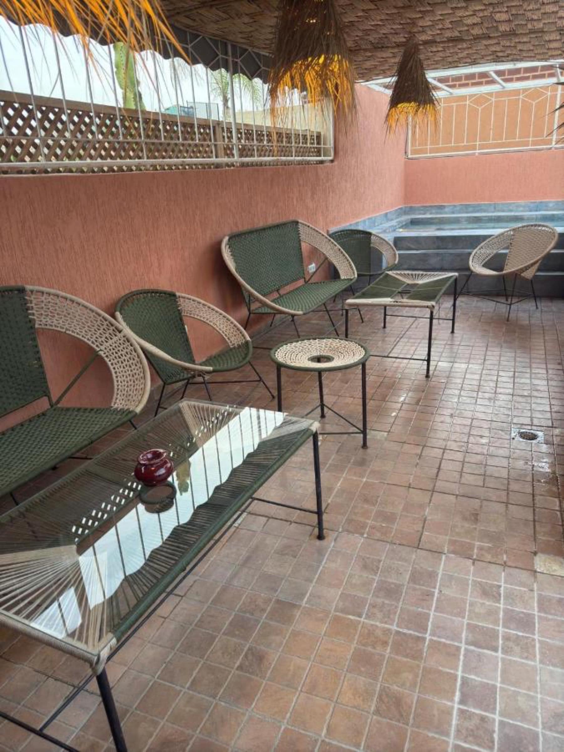 Le coin salon de la terrasse, transats au soleil