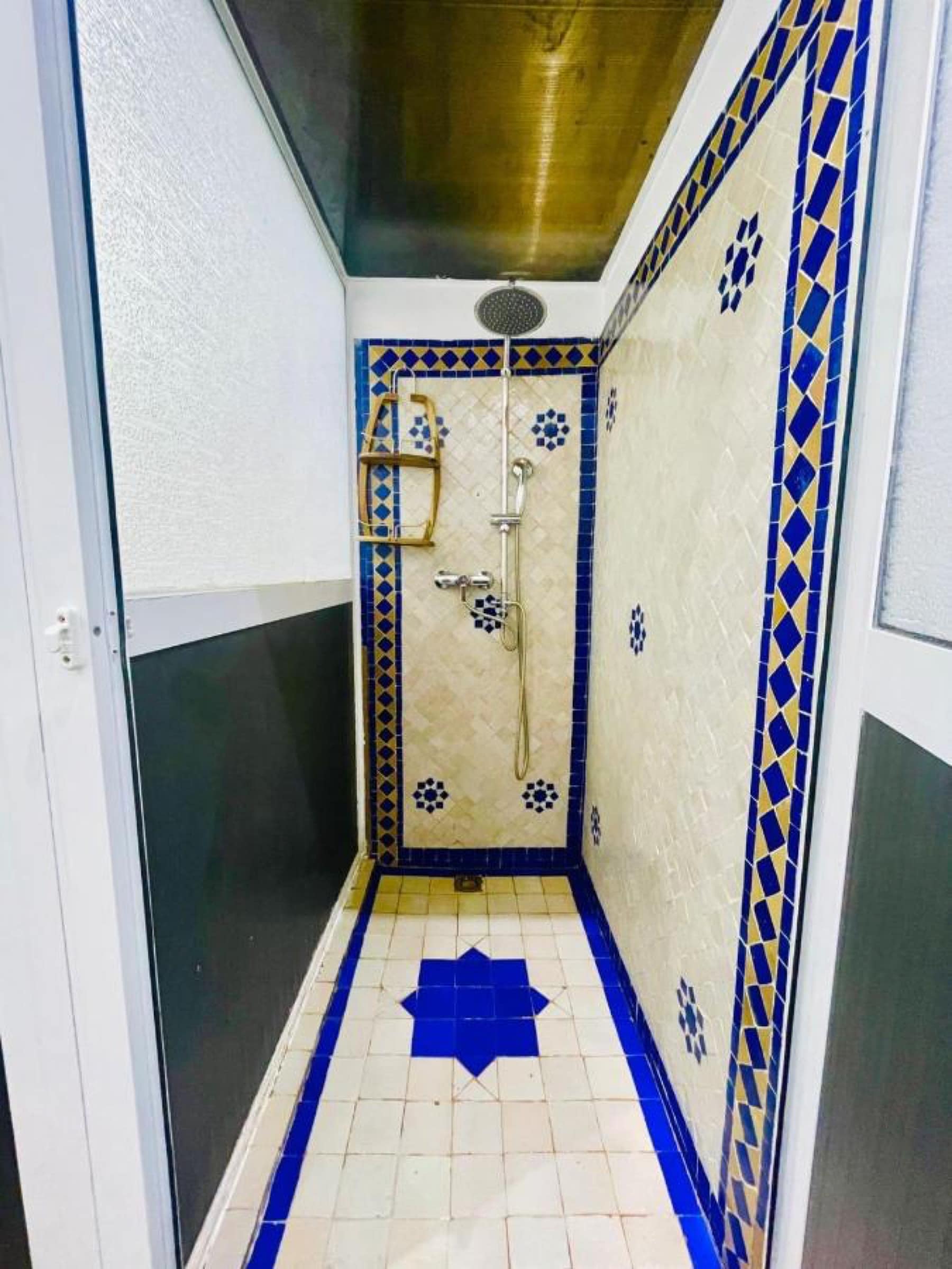 Une salle d'eau habillée de zellige bleu et blanc